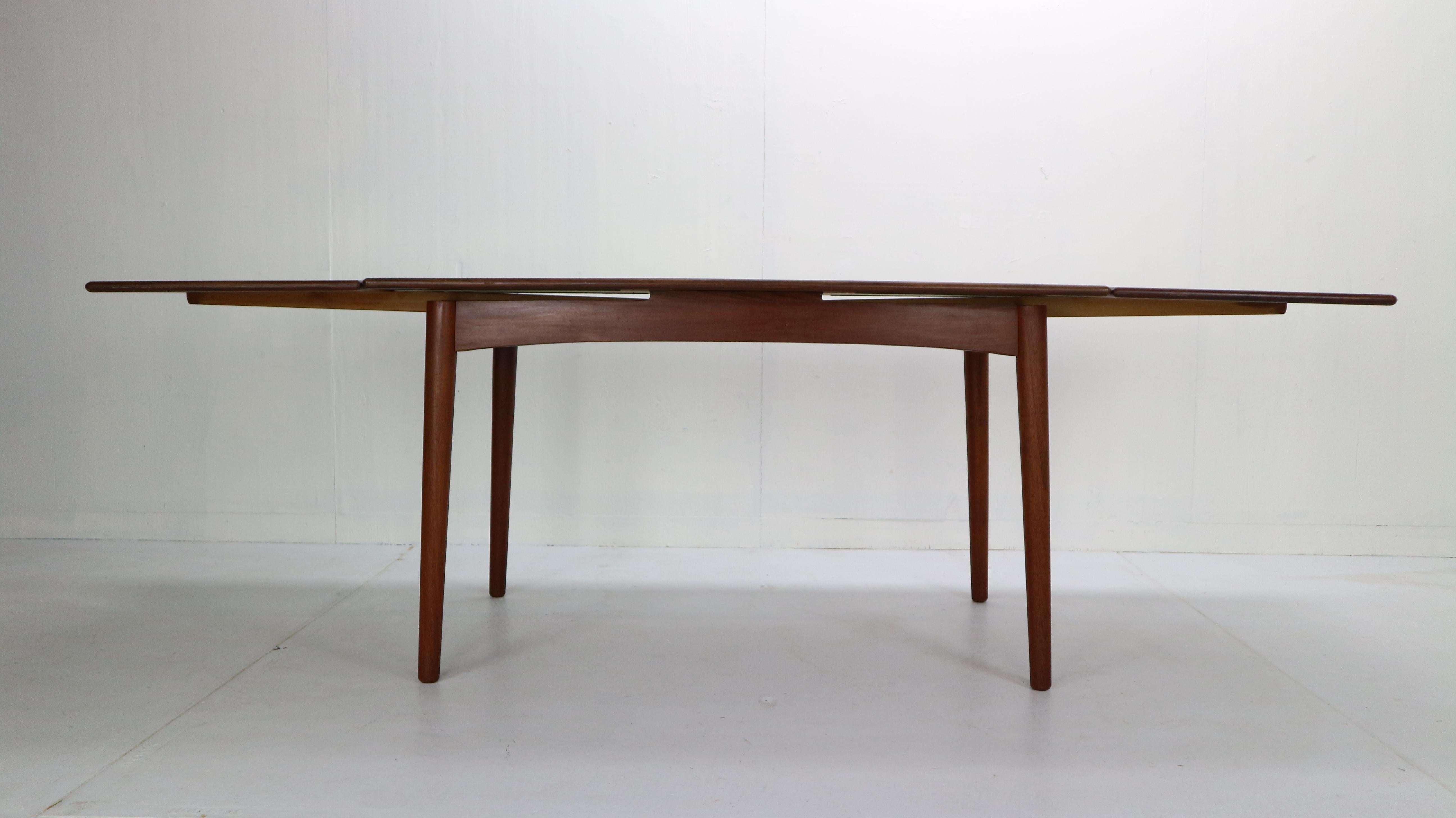 Midcentury period design extendable dining table made from teak wood. Has beautiful wood pattern and elegant legs.
Made in Denmark, 1960s.
Dimensions: 130cm - extendable 229cm.
 

 