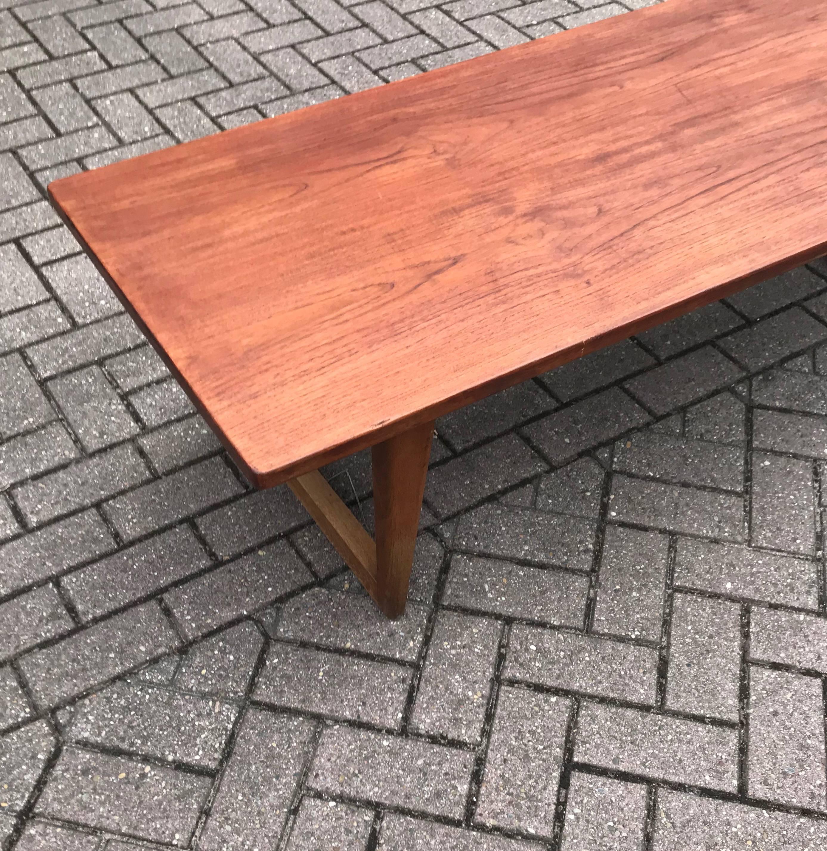 Teck Grande table basse en teck de design danois moderne du milieu du siècle dernier, signée Børge Mogensen en vente