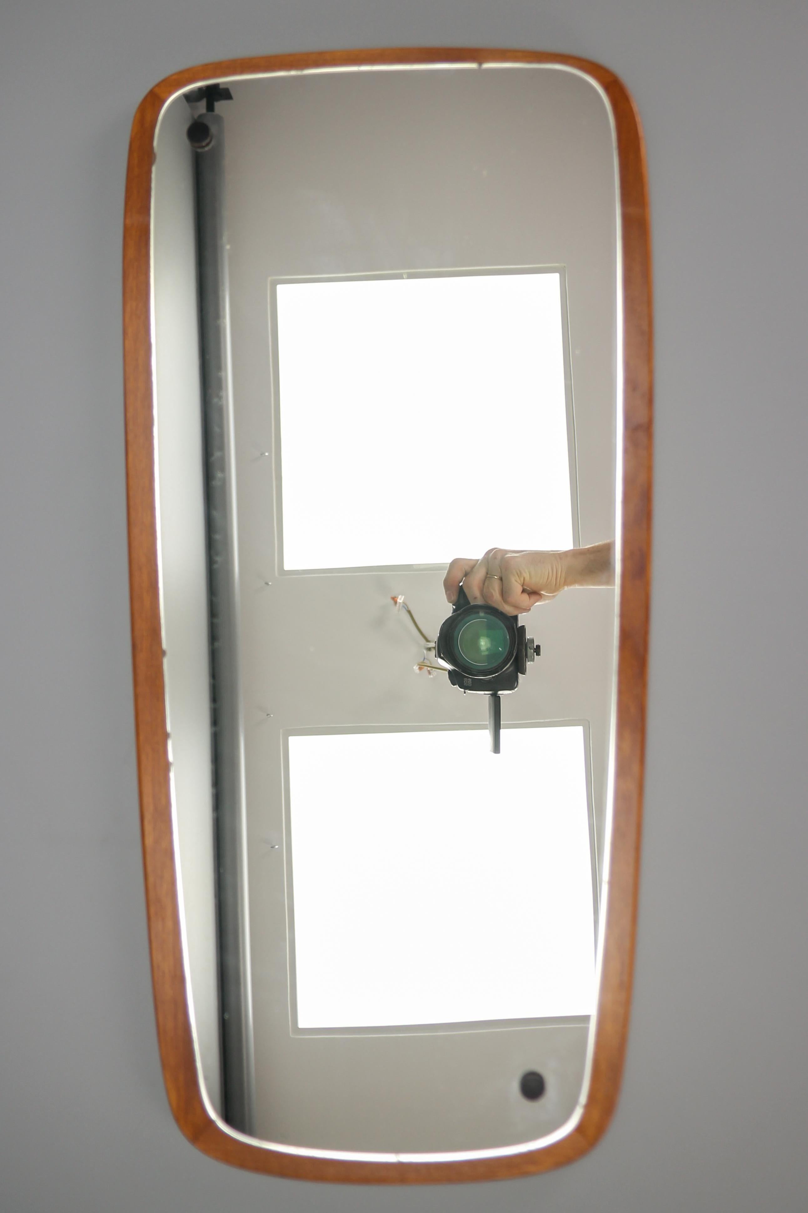 A stylish Mid-Century Modern Danish design wall mirror from the 1960s. This lovely rectangular wall mirror features wooden framing with rounded corners.
Dimensions: height: 72 cm / 28.34 in; width: 34.5 cm / 13.58 in; depth: circa 2 cm / 0.78 in.