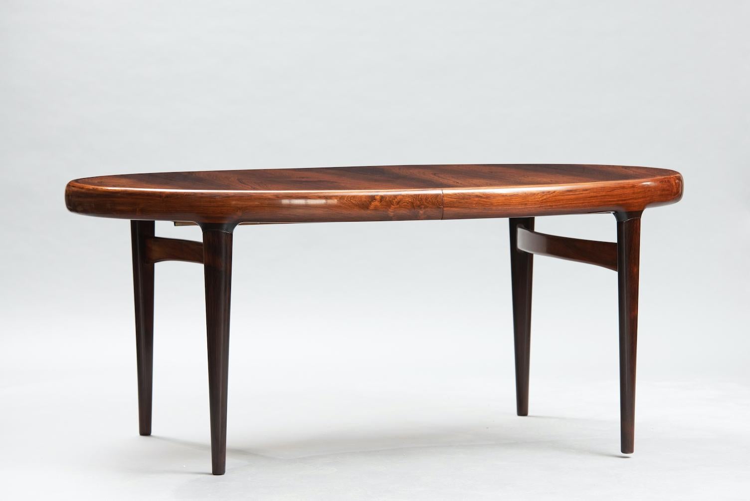 Mid-Century Modern Danish extendible oval dining table
Dimensions: Closed 168 cm, open 286 cm.