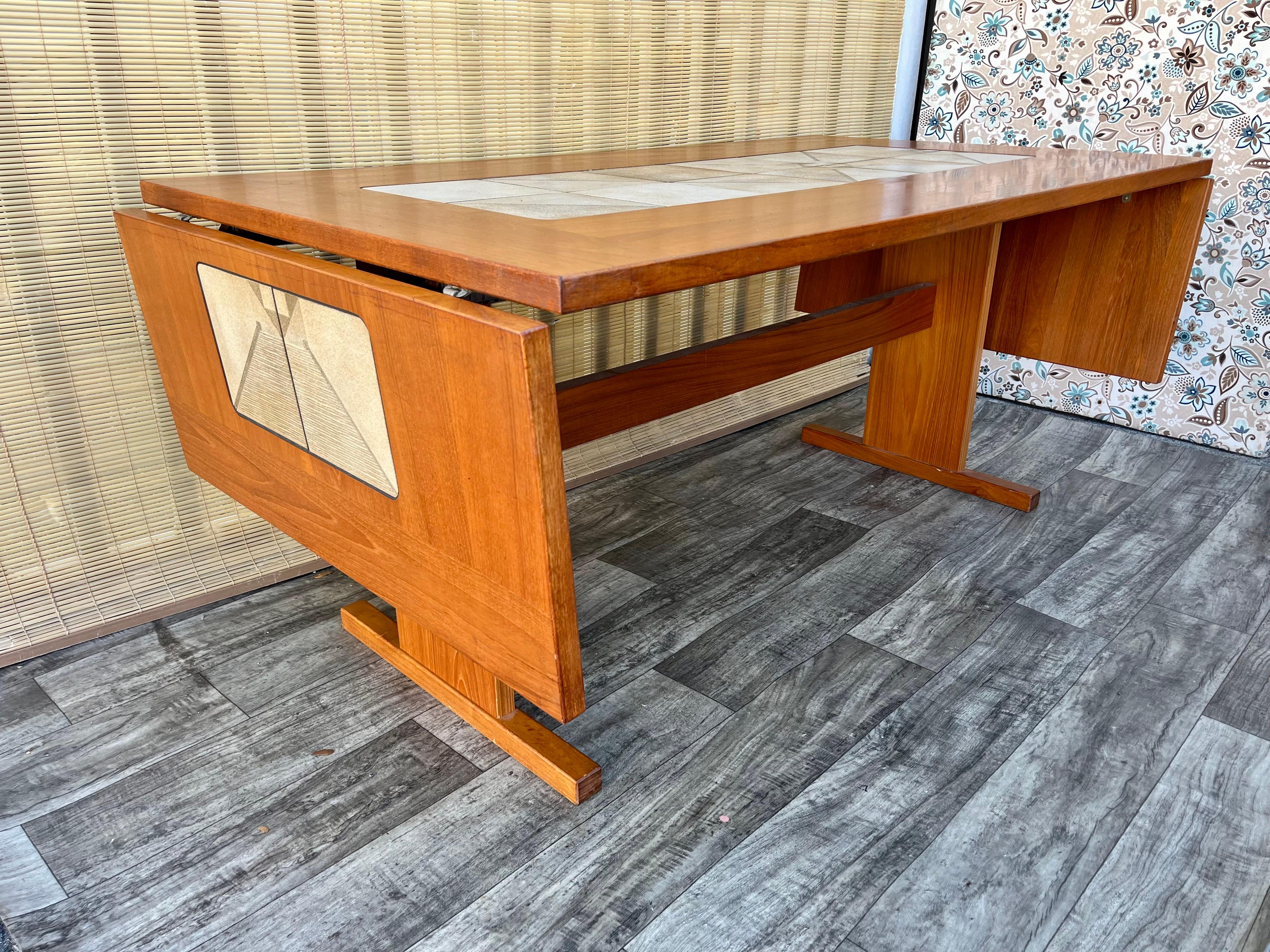 Vintage Mid Century Modern Danish Expandable Dining Room Table W/ Tile Inlay by Gangso Mobler. Circa 1970s
Features a beautiful teak wood grain, a quintessential mid-century modern Scandinavian design, and a ceramic tile inlay with two removable