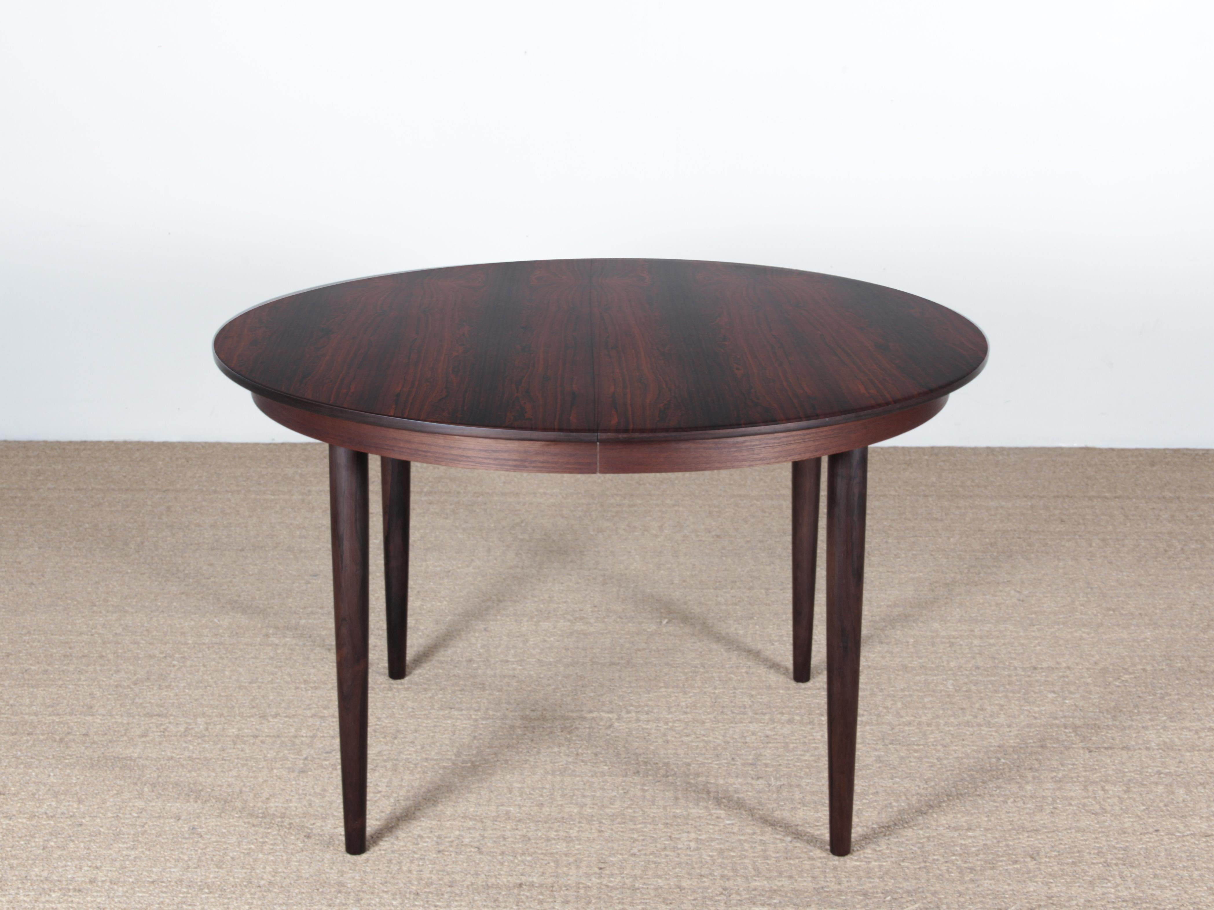 Mid-Century Modern Danish extendable round dining table in rosewood for Skovmand & Andersen. Exceptional condition ! 2 extra leaves . For 4 to 8 people. Referenced by the Design Museum Danmark under number RP17662.

Measures: Ø 120 cm, H 74 cm, W