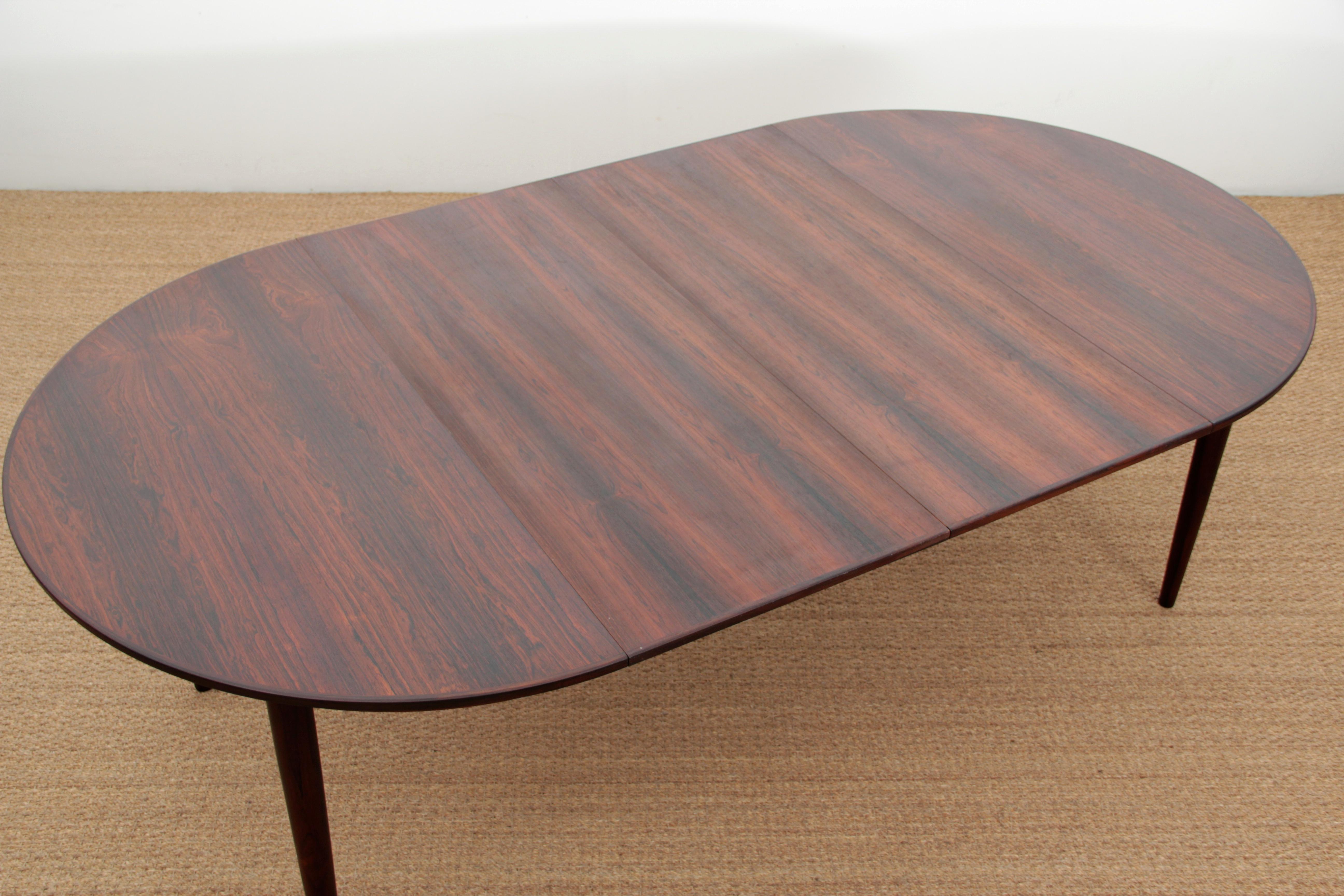 Mid-Century Modern Danish Extendable Round Dining Table in Rosewood In Good Condition In Courbevoie, FR