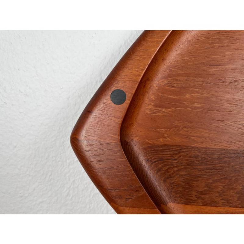 Mid-Century Modern Danish Fish Shaped Teak Plate Bowl from Digsmed, 1960s, in Very Good conditions. Designed 1960 to 1969
Official proof of authenticity such as vintage catalogs, designer records or other literature sources is available.

Additional