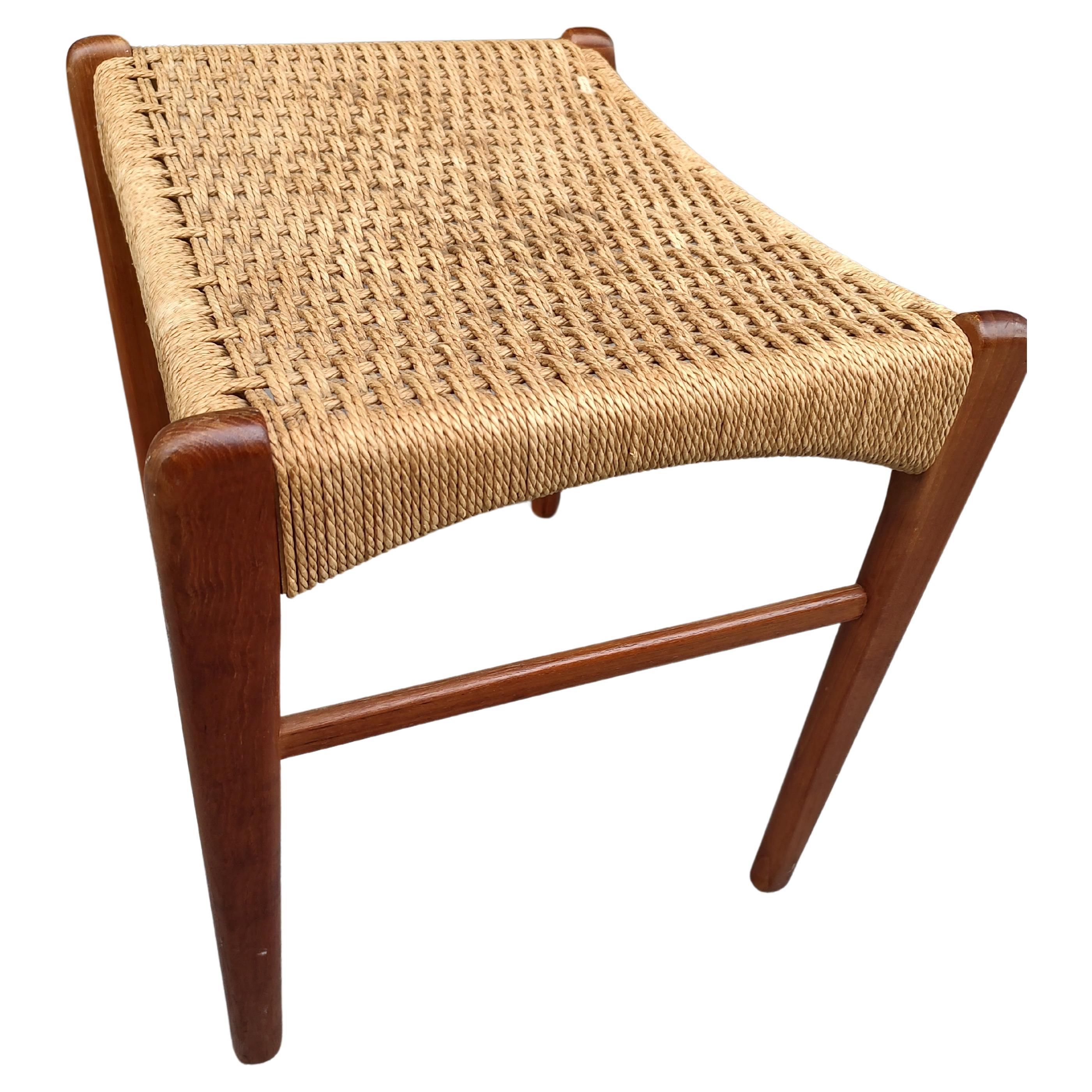 Dänischer Fußhocker aus der Mitte des Jahrhunderts mit Sitz aus geflochtener Papierkordel, 1960 (Skandinavische Moderne) im Angebot