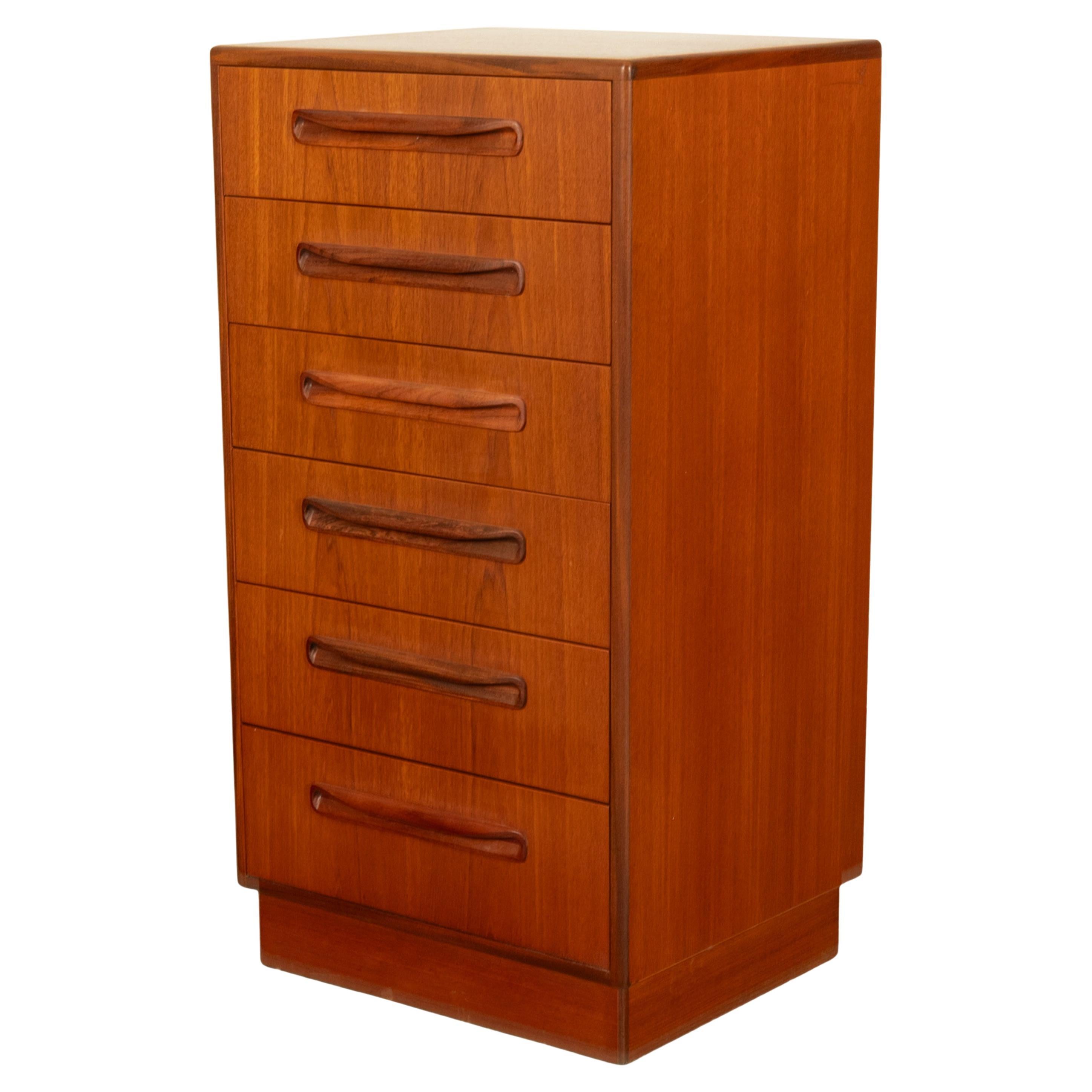 Una buona cassettiera alta in teak in stile danese della metà del secolo scorso di G-Plan, della serie 