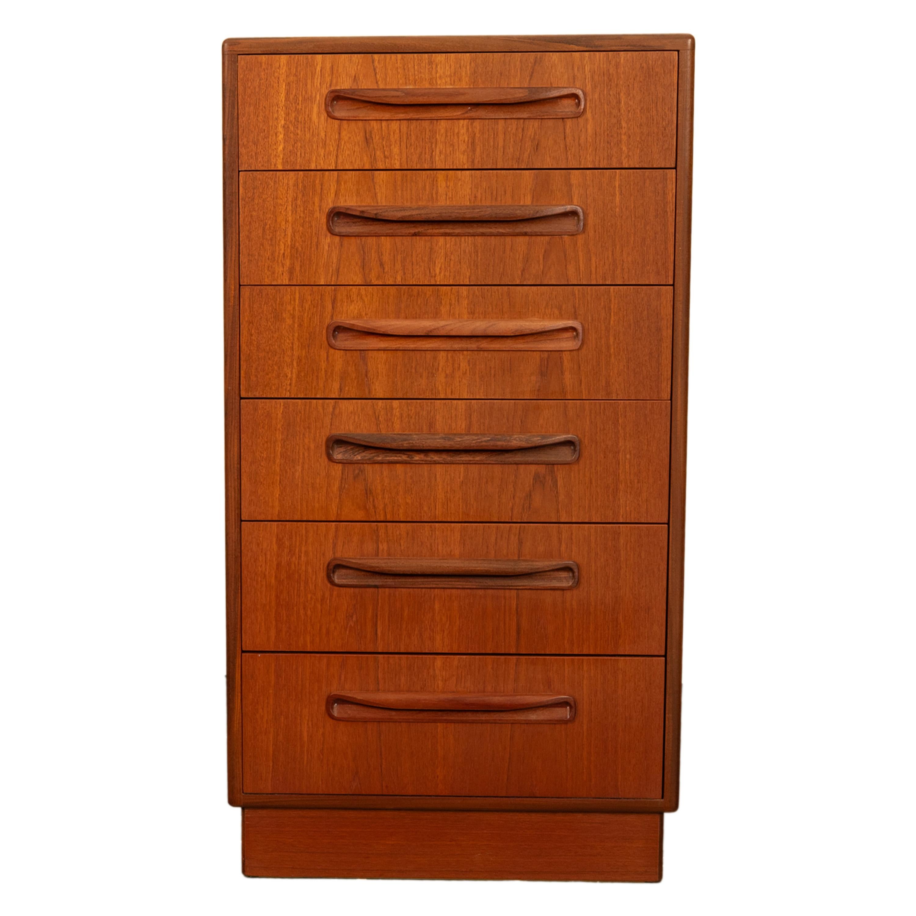 Mid-Century moderno Mid Century Modern Danish G Plan Teak Tall Dresser Chest Six Drawers Fresco 1966 in vendita