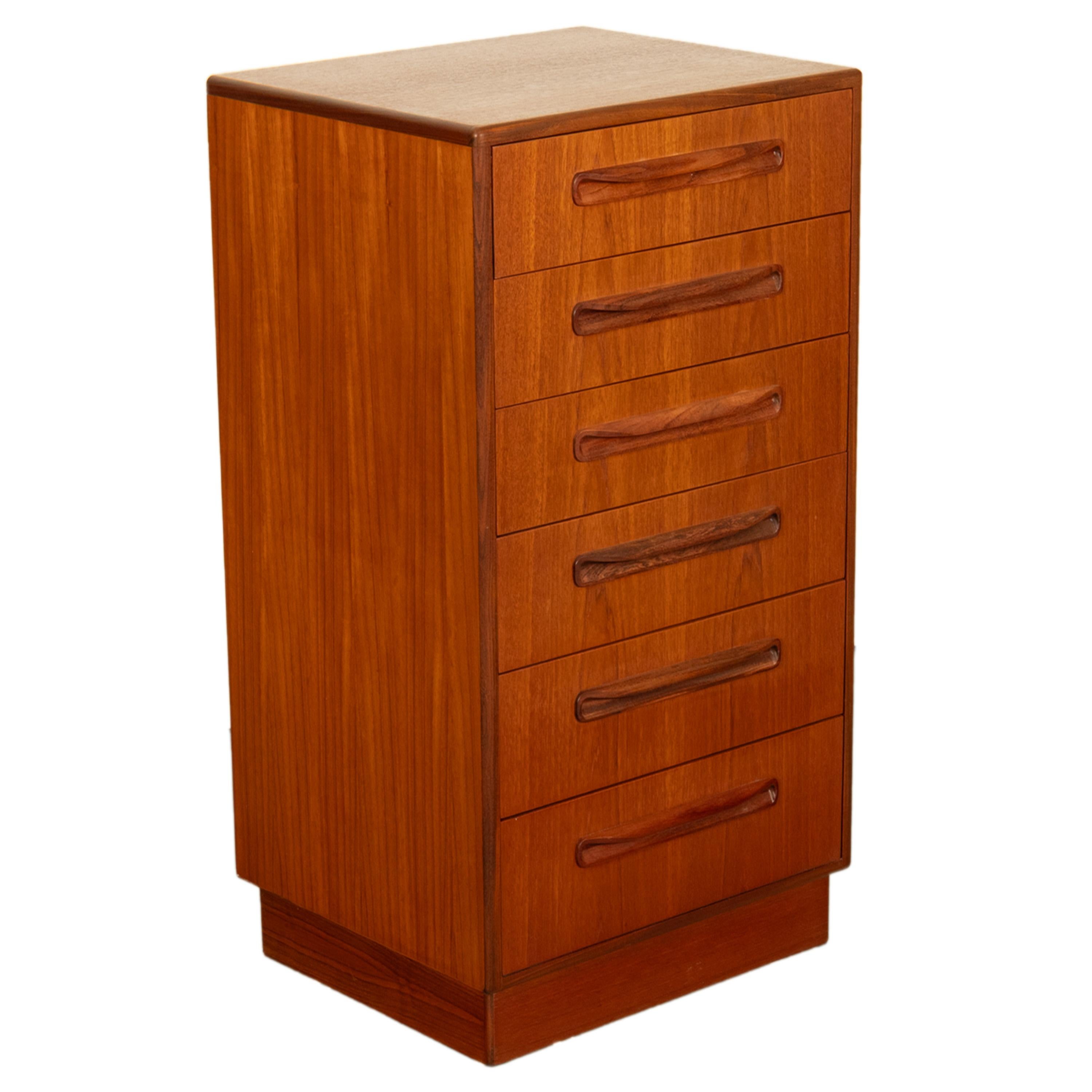 Inglese Mid Century Modern Danish G Plan Teak Tall Dresser Chest Six Drawers Fresco 1966 in vendita