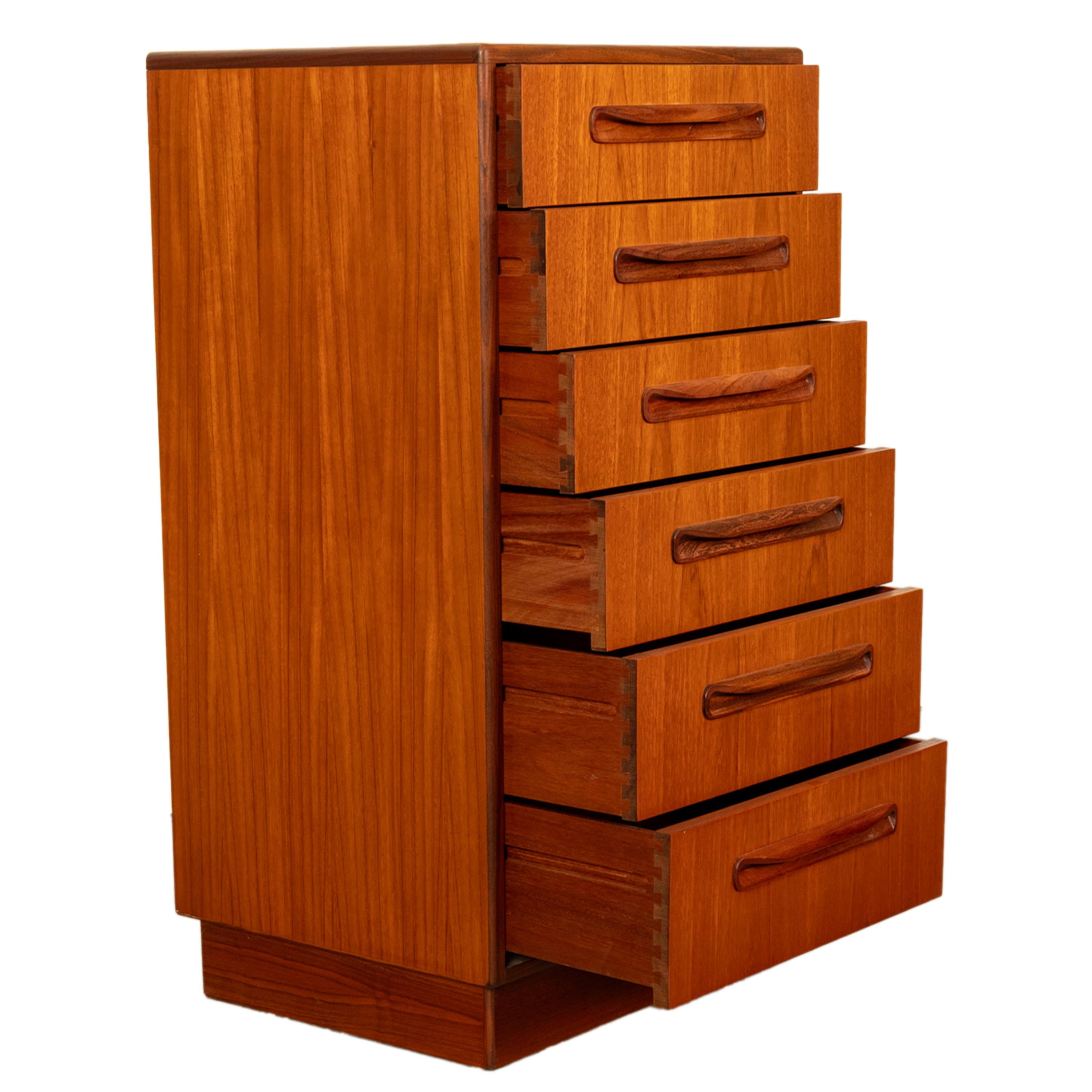 Mid Century Modern Danish G Plan Teak Tall Dresser Chest Six Drawers Fresco 1966 In condizioni buone in vendita a Portland, OR