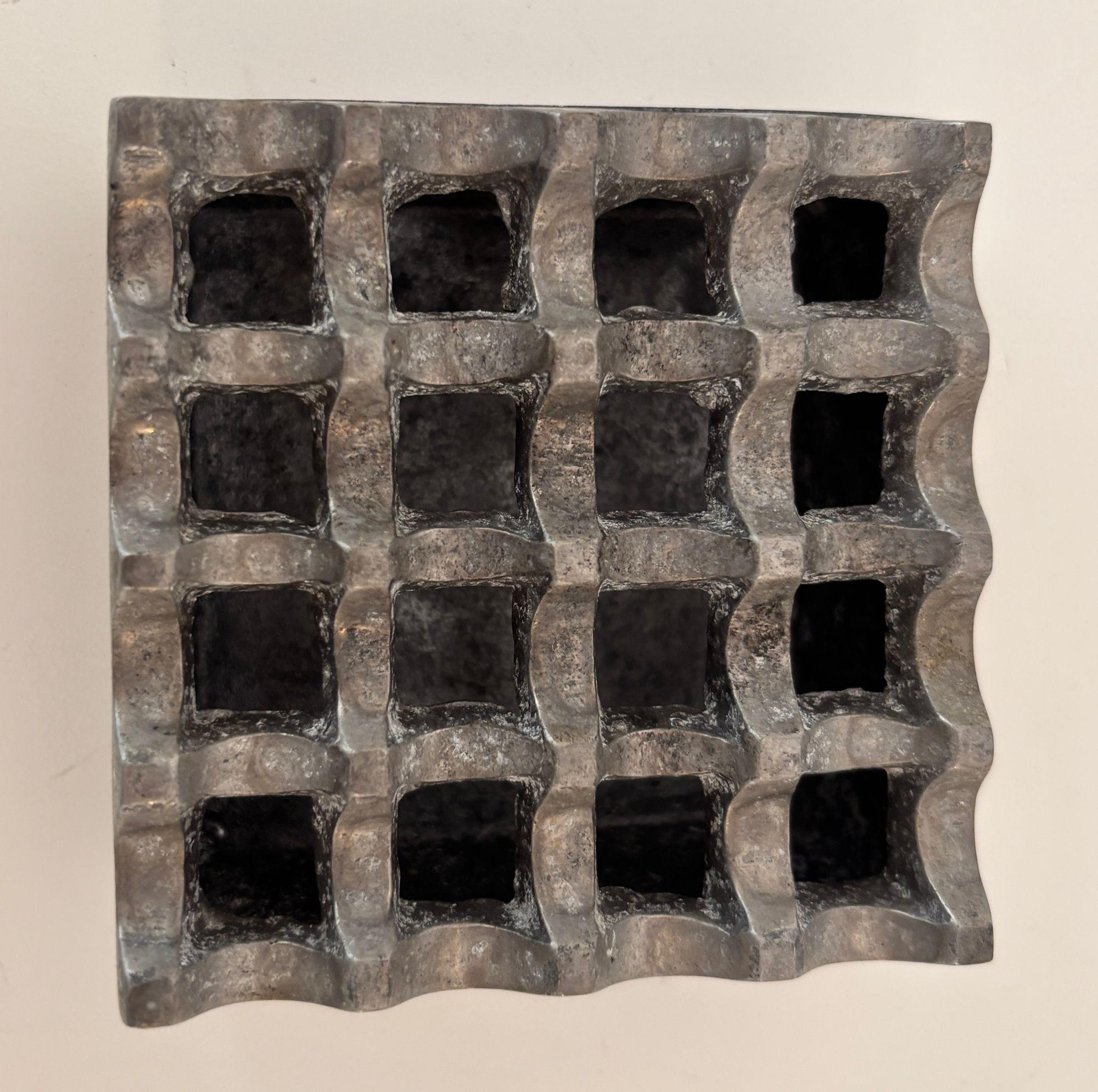 Cendrier danois moderne en aluminium du milieu du siècle - Design/One géométrique dans le style de Ultima 15 / Diverse Ting, 1970
Rehaussez votre intérieur avec cet étonnant cendrier de style moderne du milieu du siècle, fabriqué au Danemark dans