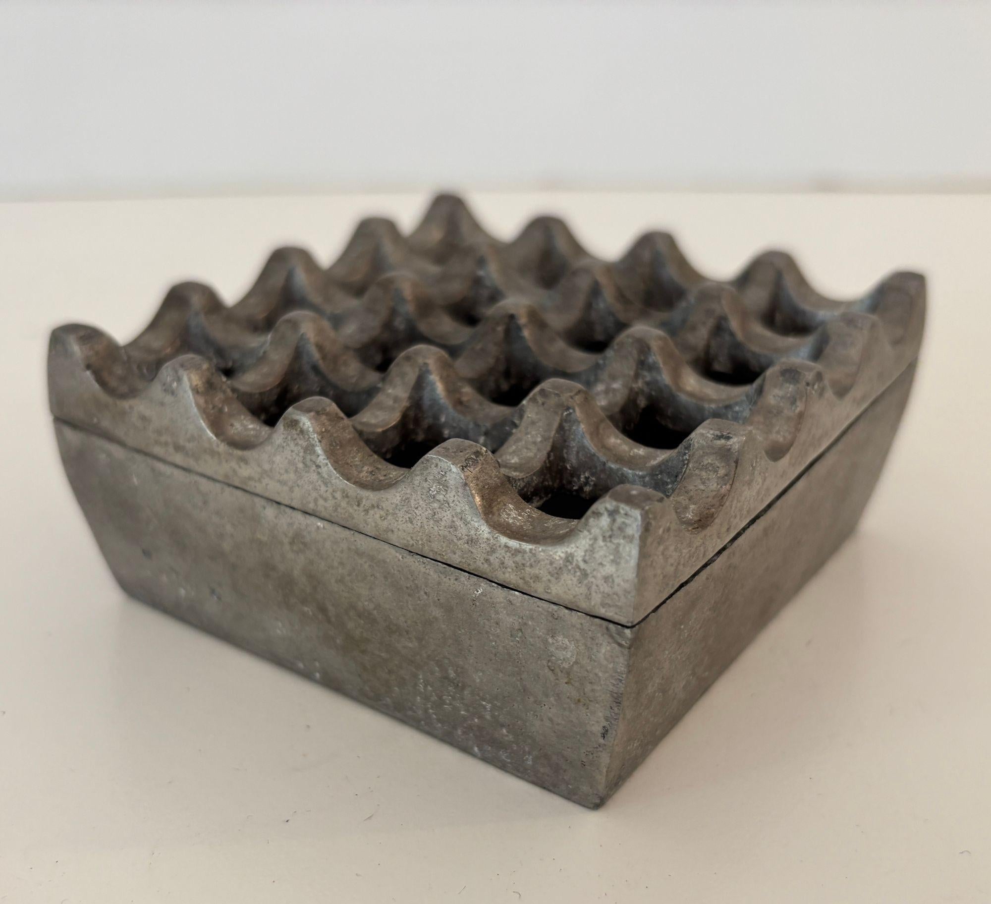Métal Cendrier en métal Op-Art Géométrique Danois Moderne du Milieu du Siècle en vente