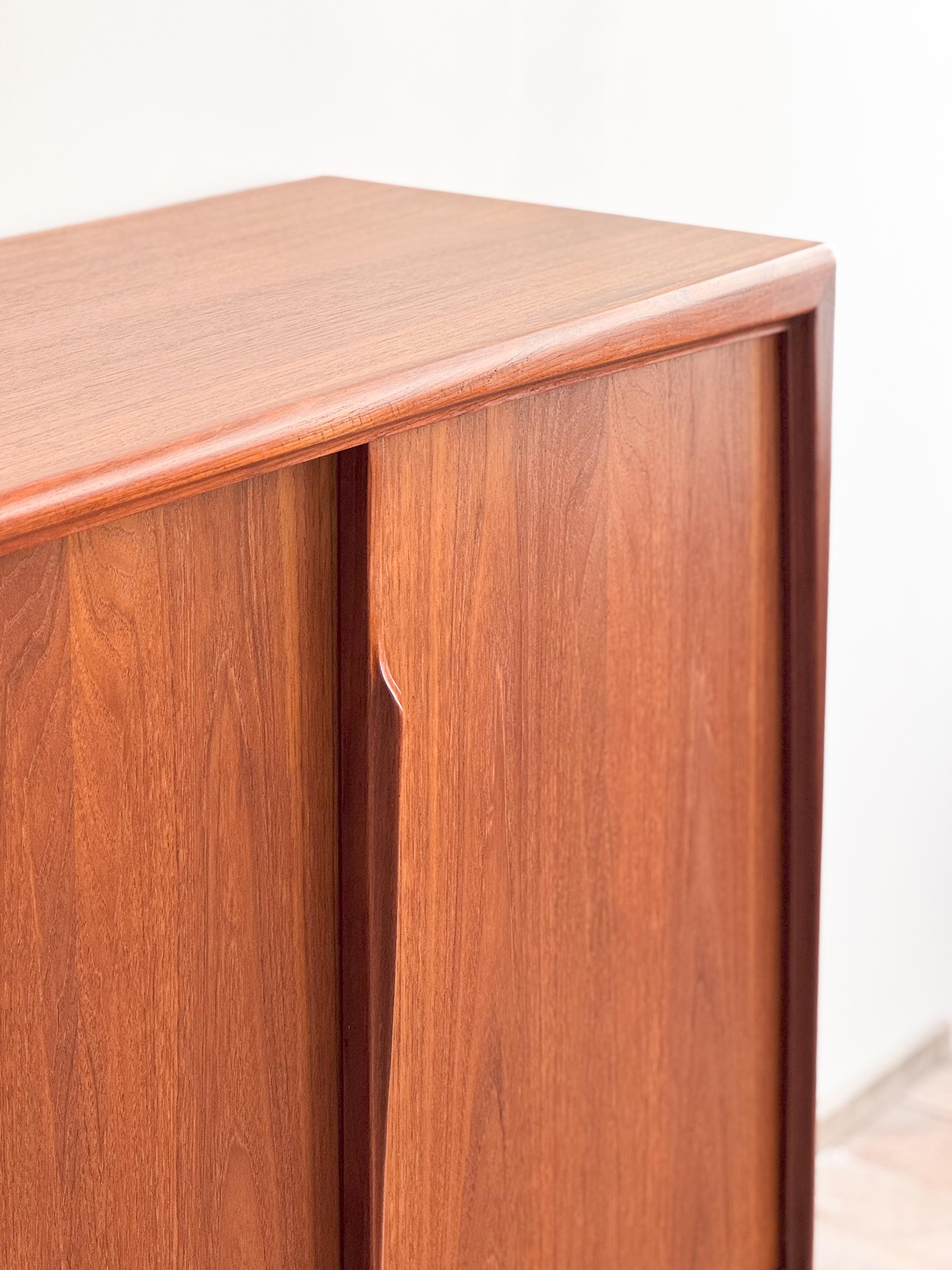 Credenza o mobile danese moderno di metà secolo in teak di Axel Christensen Odder in vendita 3
