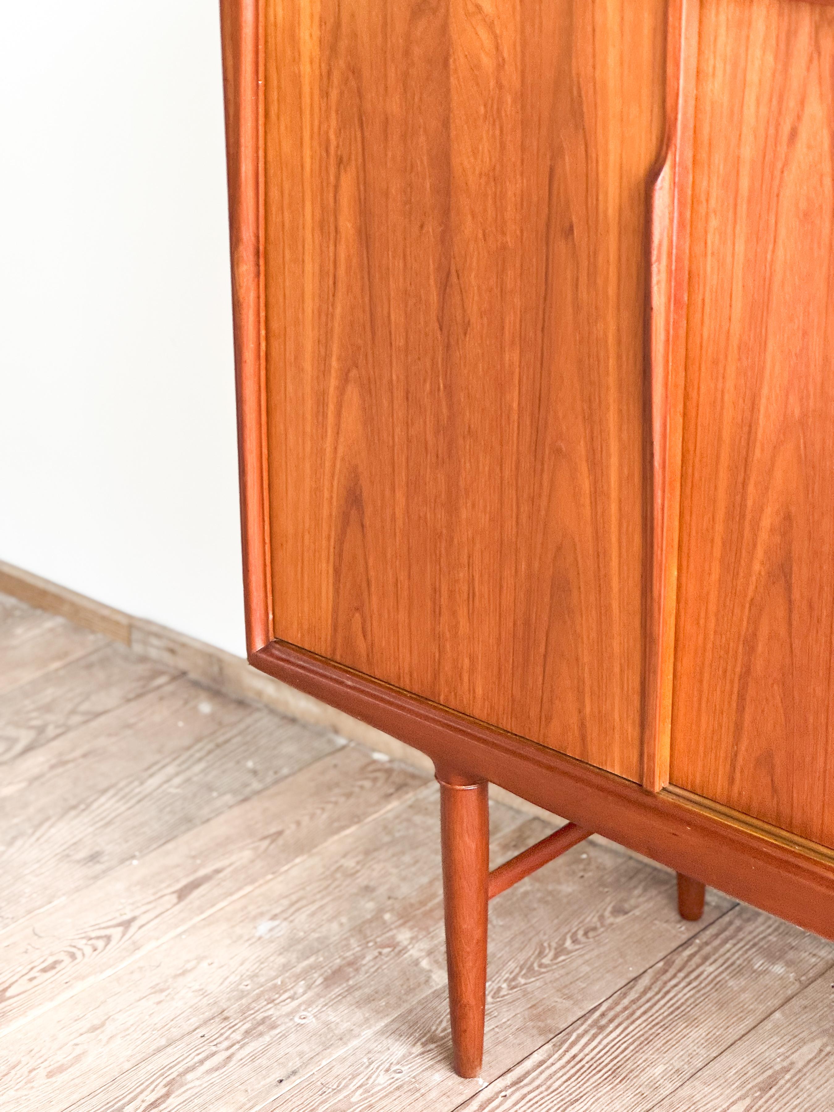 Credenza o mobile danese moderno di metà secolo in teak di Axel Christensen Odder in vendita 4