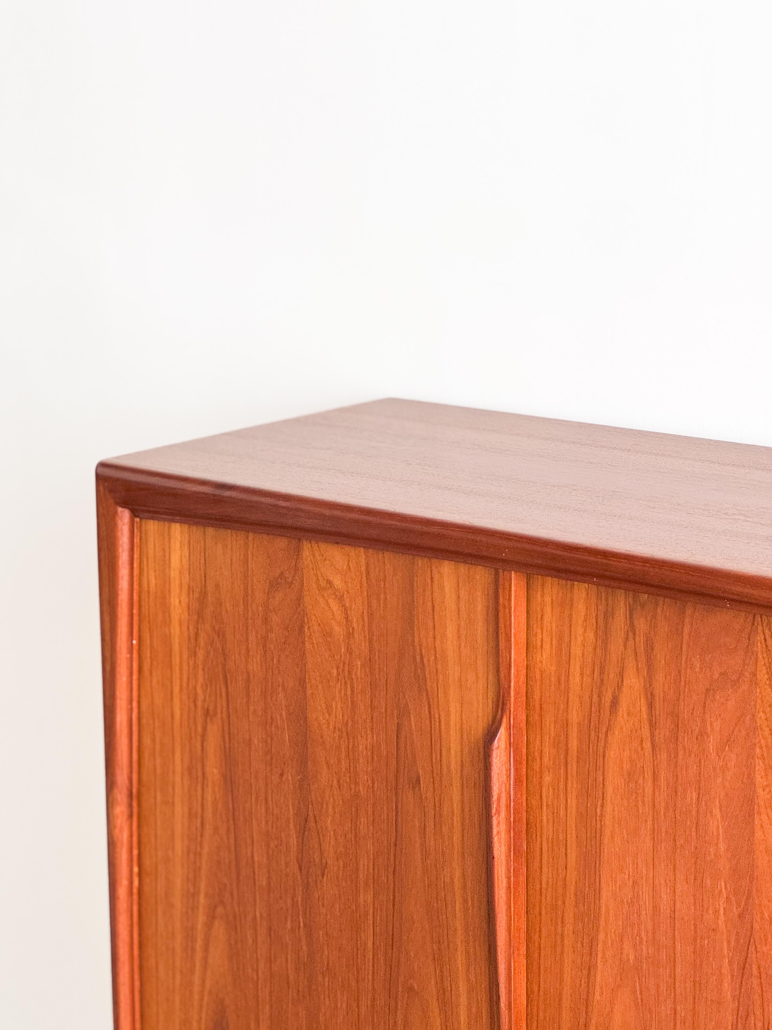 Credenza o mobile danese moderno di metà secolo in teak di Axel Christensen Odder in vendita 5