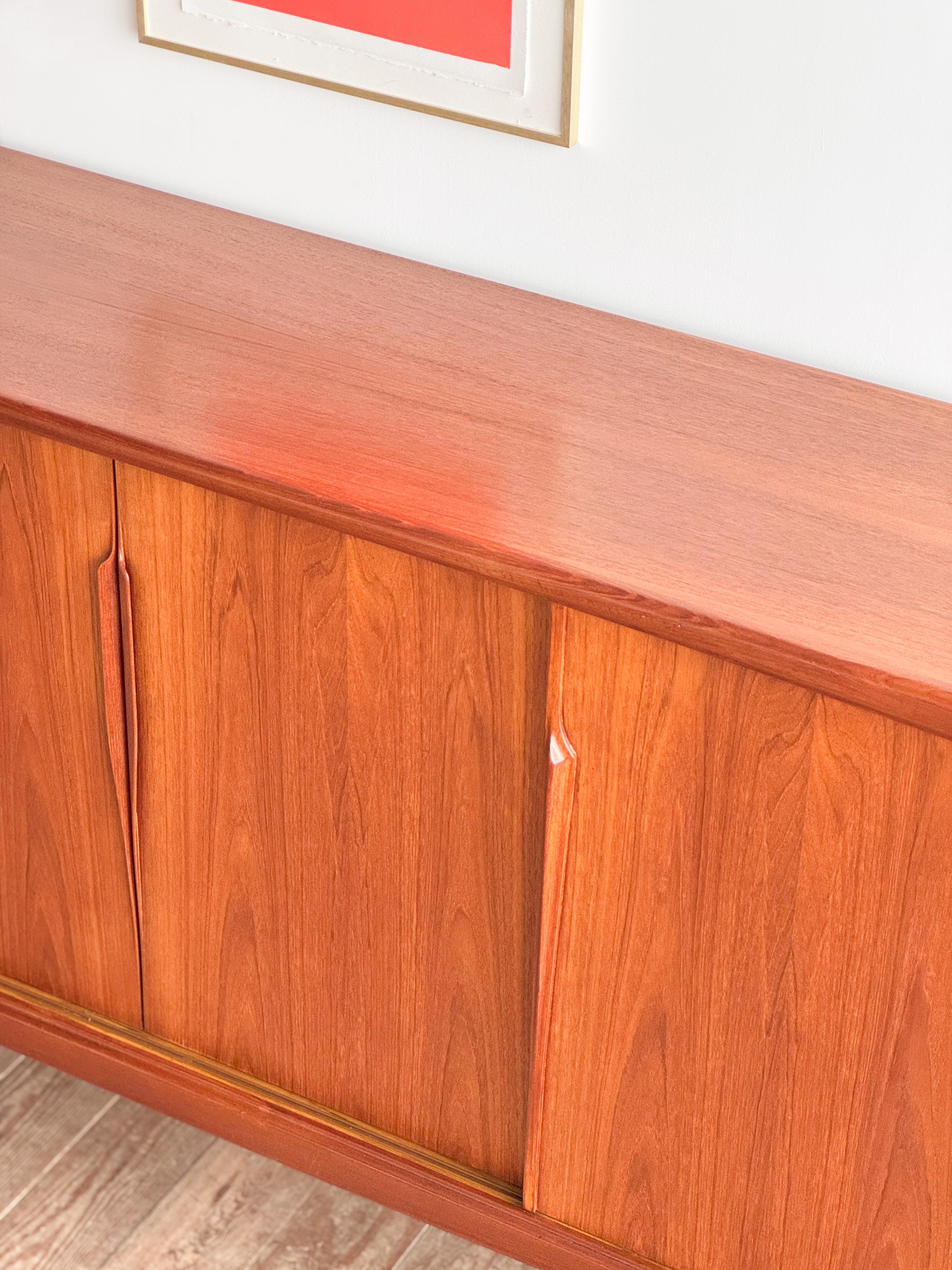 Credenza o mobile danese moderno di metà secolo in teak di Axel Christensen Odder in vendita 8