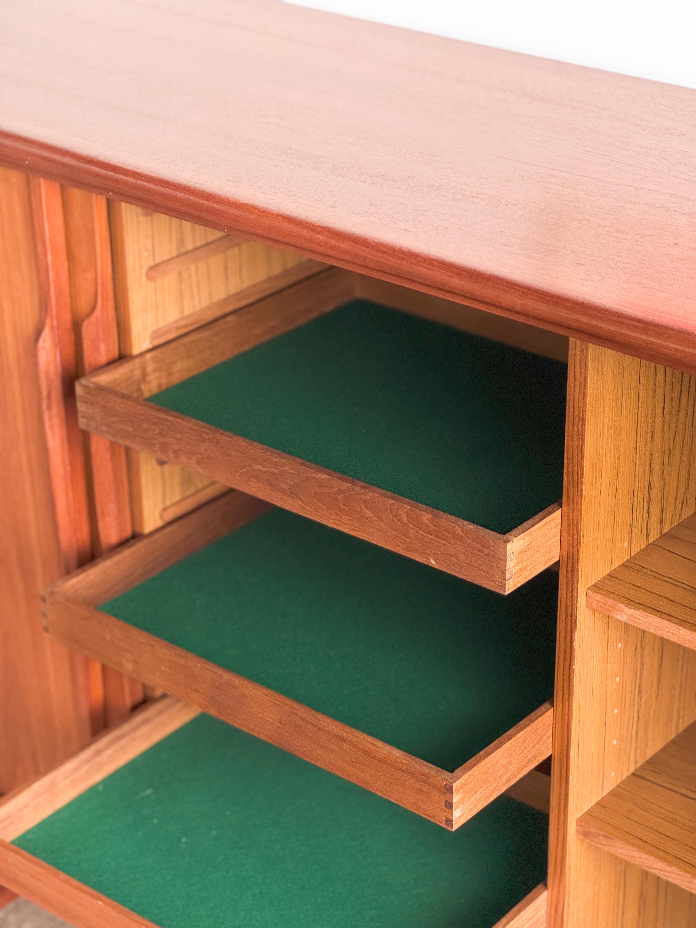 Credenza o mobile danese moderno di metà secolo in teak di Axel Christensen Odder in vendita 9