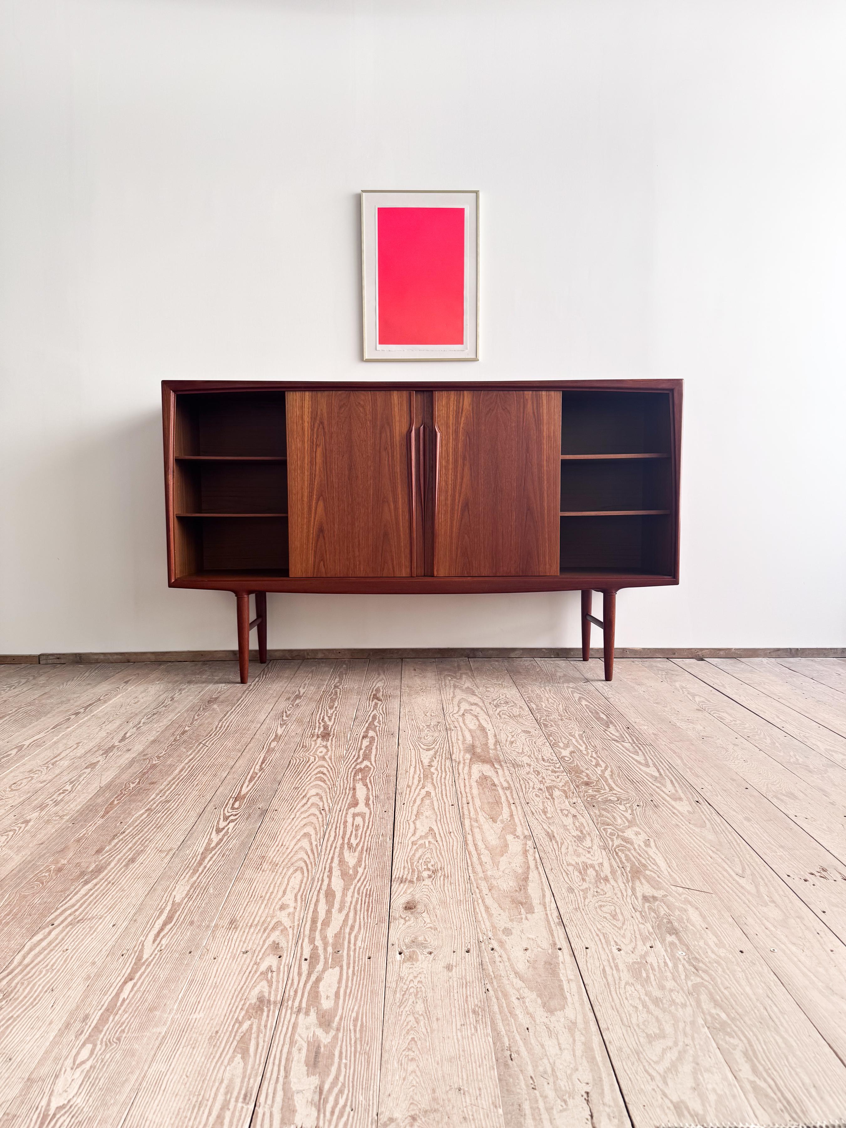 Mid-Century moderno Credenza o mobile danese moderno di metà secolo in teak di Axel Christensen Odder in vendita