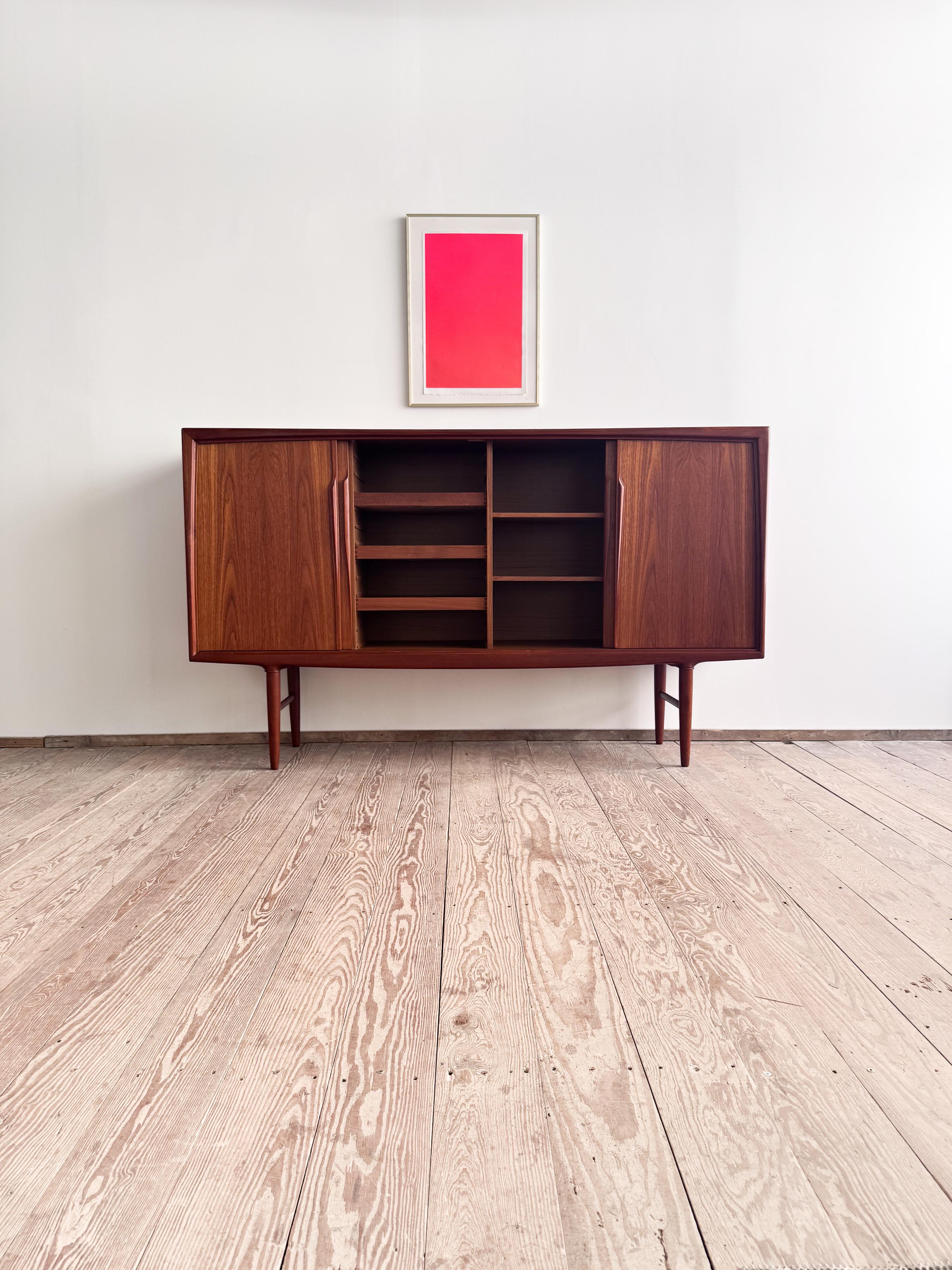 Danese Credenza o mobile danese moderno di metà secolo in teak di Axel Christensen Odder in vendita