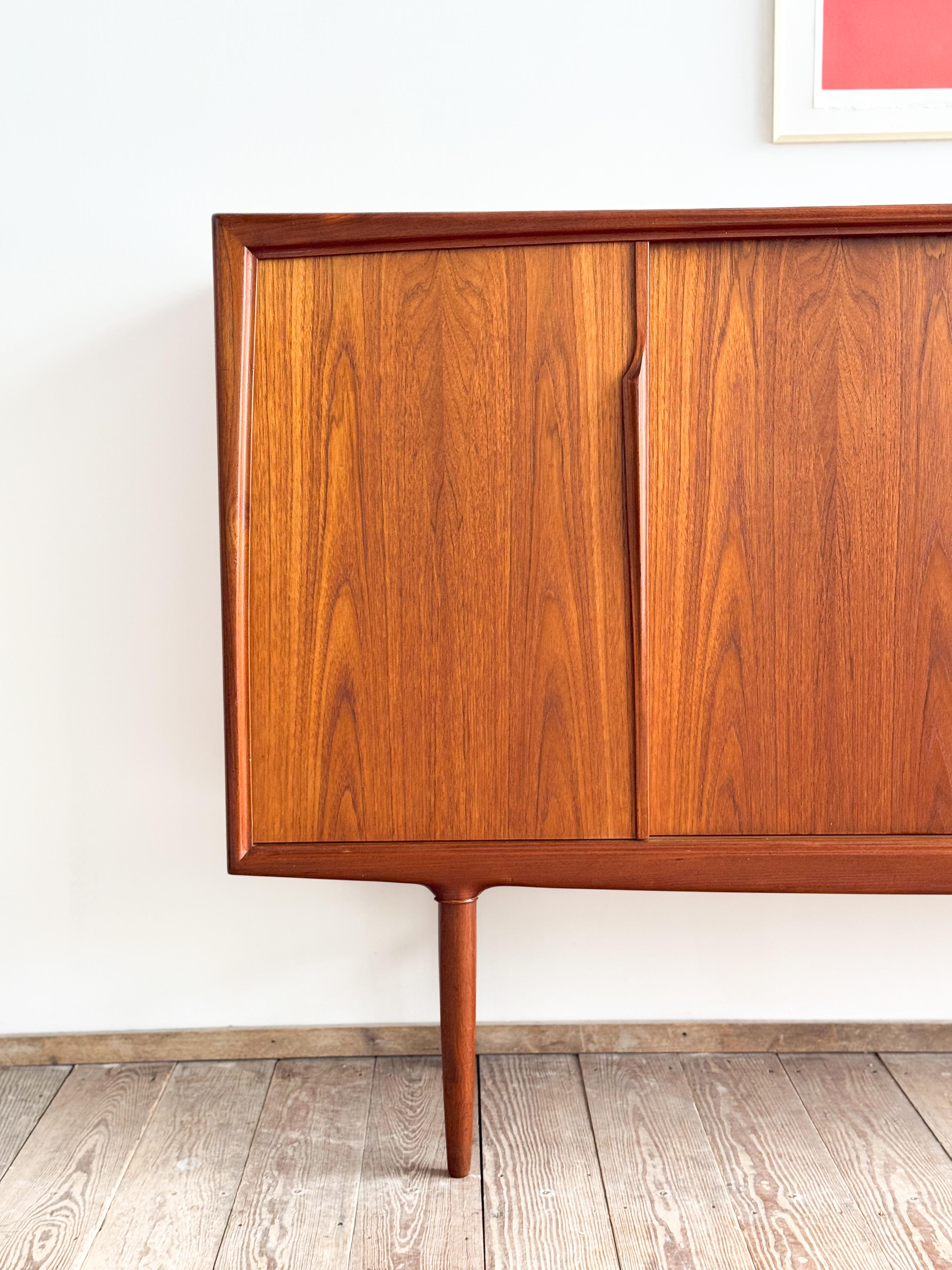 Metà XX secolo Credenza o mobile danese moderno di metà secolo in teak di Axel Christensen Odder in vendita