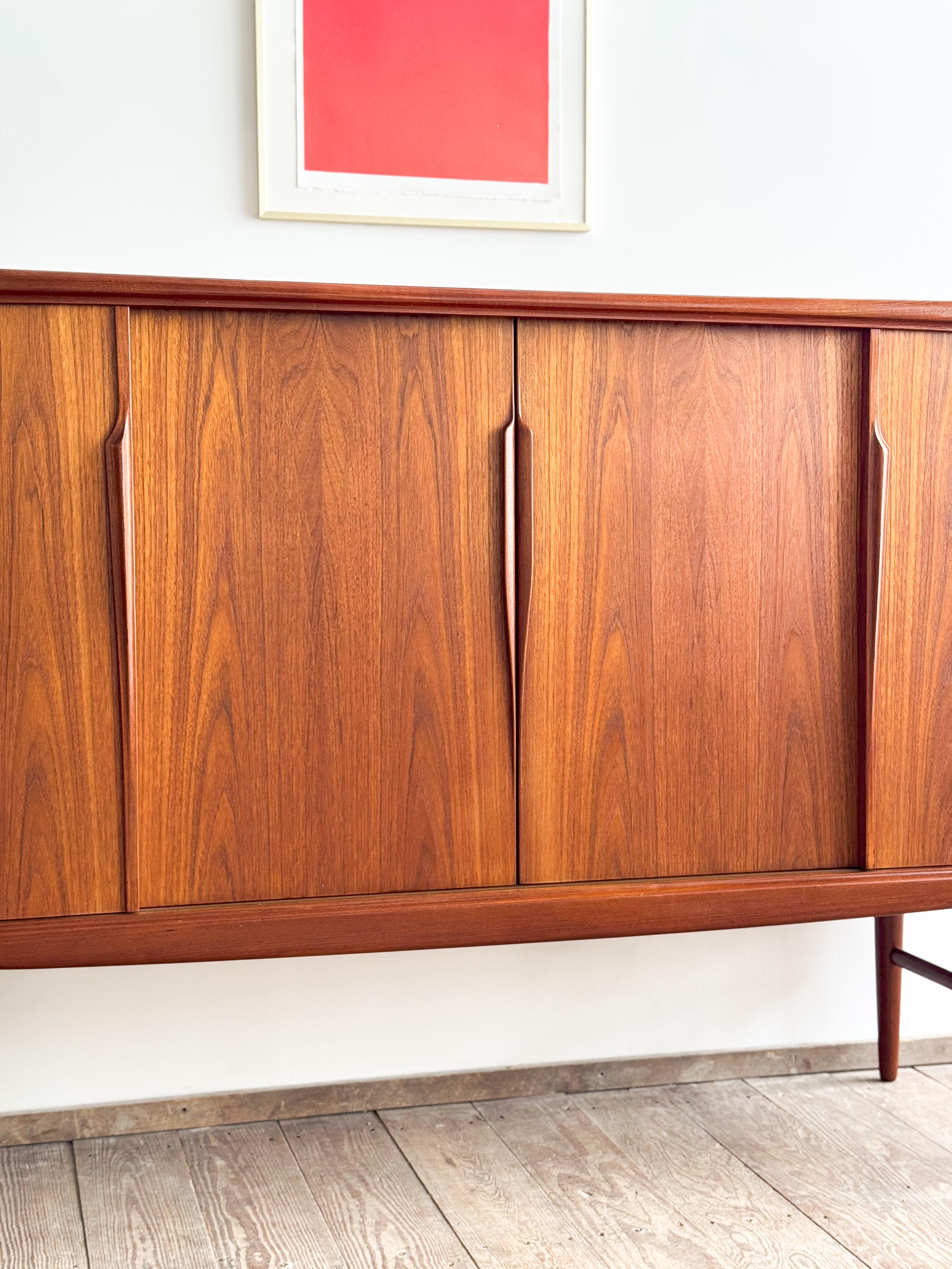 Teak Credenza o mobile danese moderno di metà secolo in teak di Axel Christensen Odder in vendita