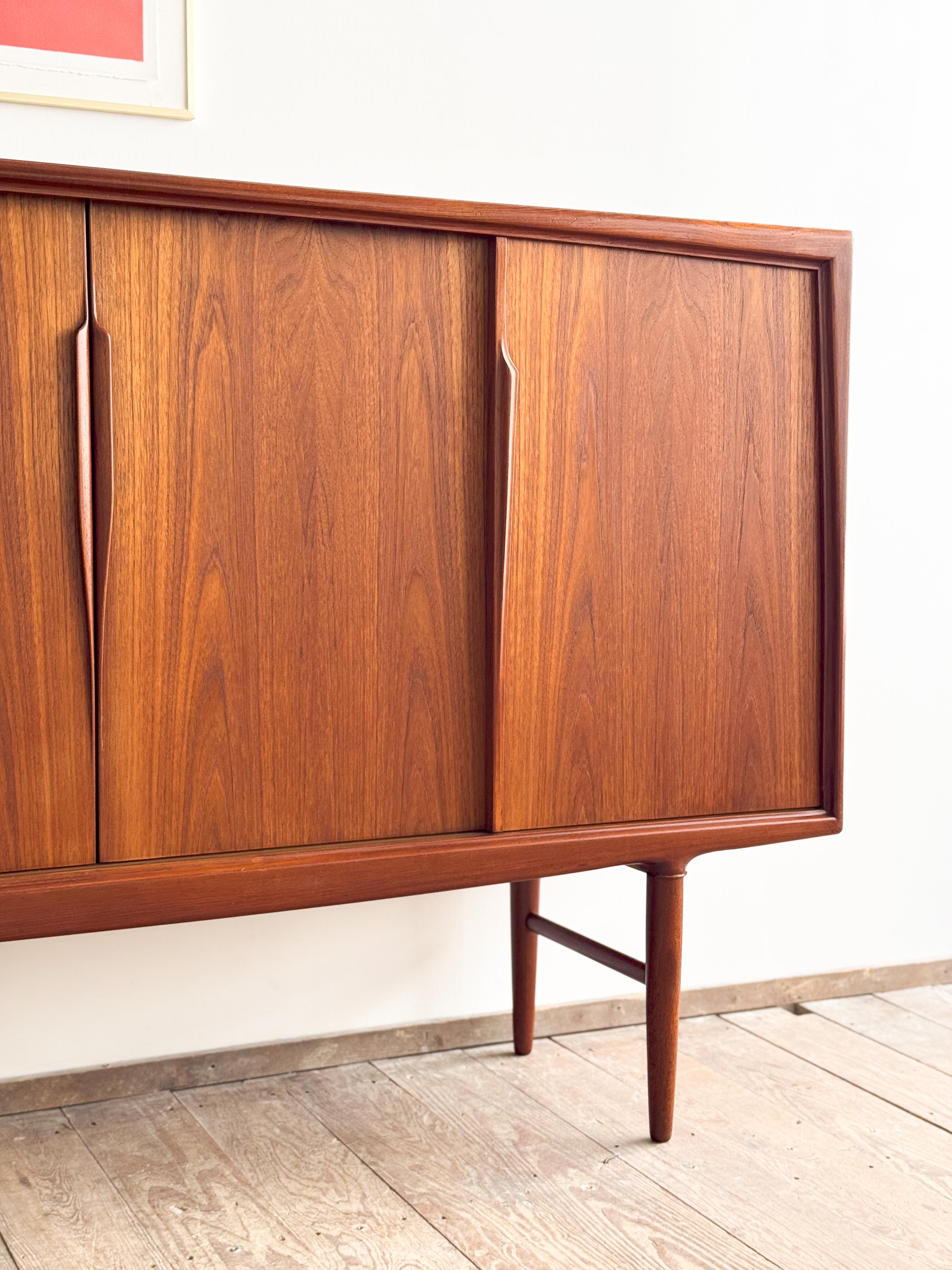 Credenza o mobile danese moderno di metà secolo in teak di Axel Christensen Odder in vendita 1