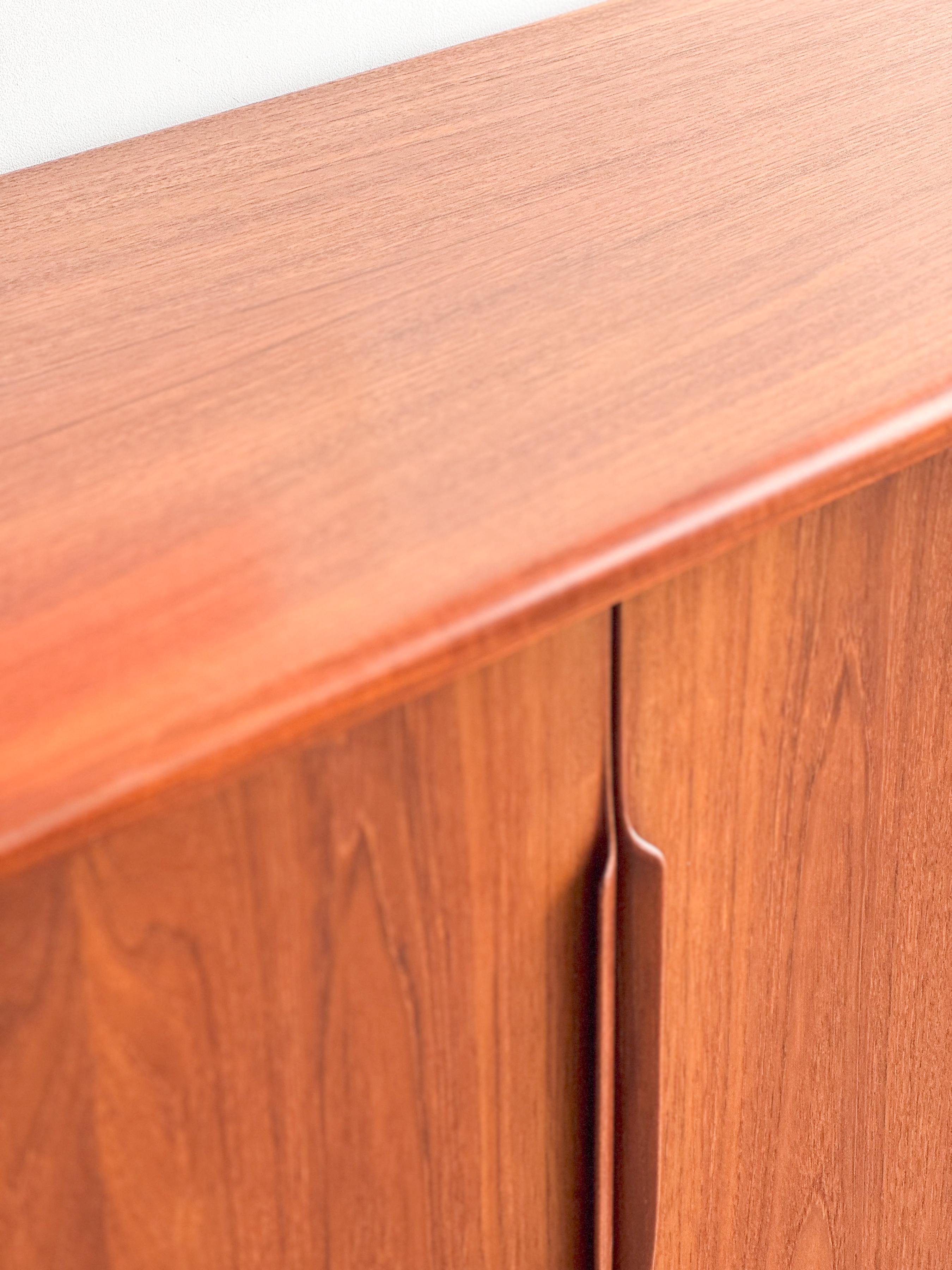 Credenza o mobile danese moderno di metà secolo in teak di Axel Christensen Odder in vendita 2