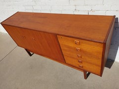 Armoire d'inspiration danoise mi-siècle moderne en teck
