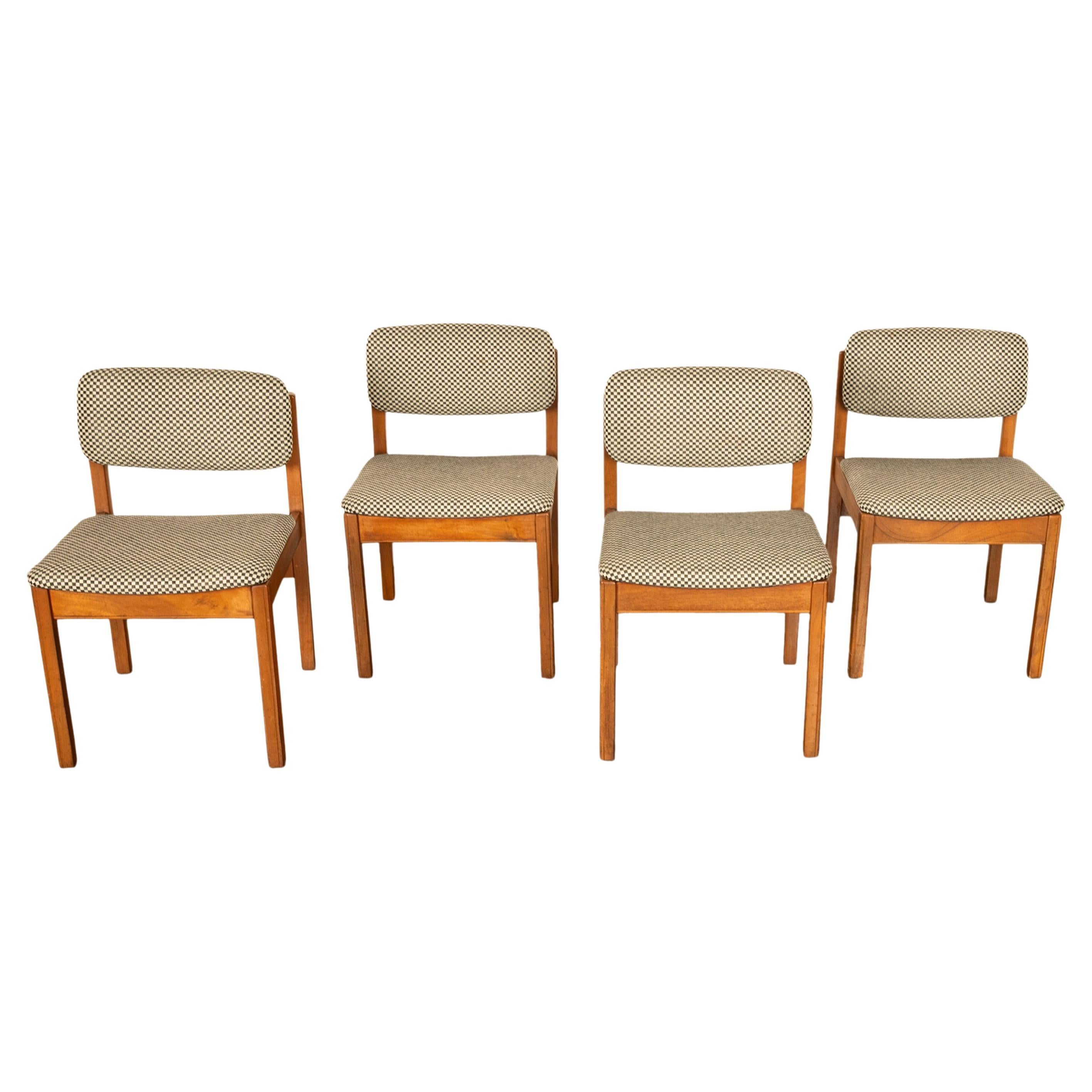 Un elegante set di quattro sedie da pranzo Jens Risom (1916-2016) in stile Mid Century Modern danese, color verde acqua, circa 1960.
Le sedie sono appena state tappezzate professionalmente con un tessuto a scacchiera nero e crema di altissima