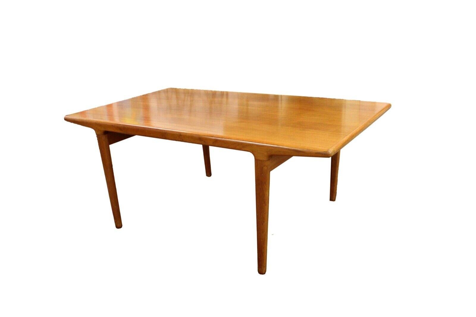 Le Shoppe too presents a beautiful teak dining table with 6 chairs, 2 captain and 4 side chairs. Table is expandable with 2 self contained leaves, great for storage. In very good condition. Seats have been professionally reupholstered. Dimensions: