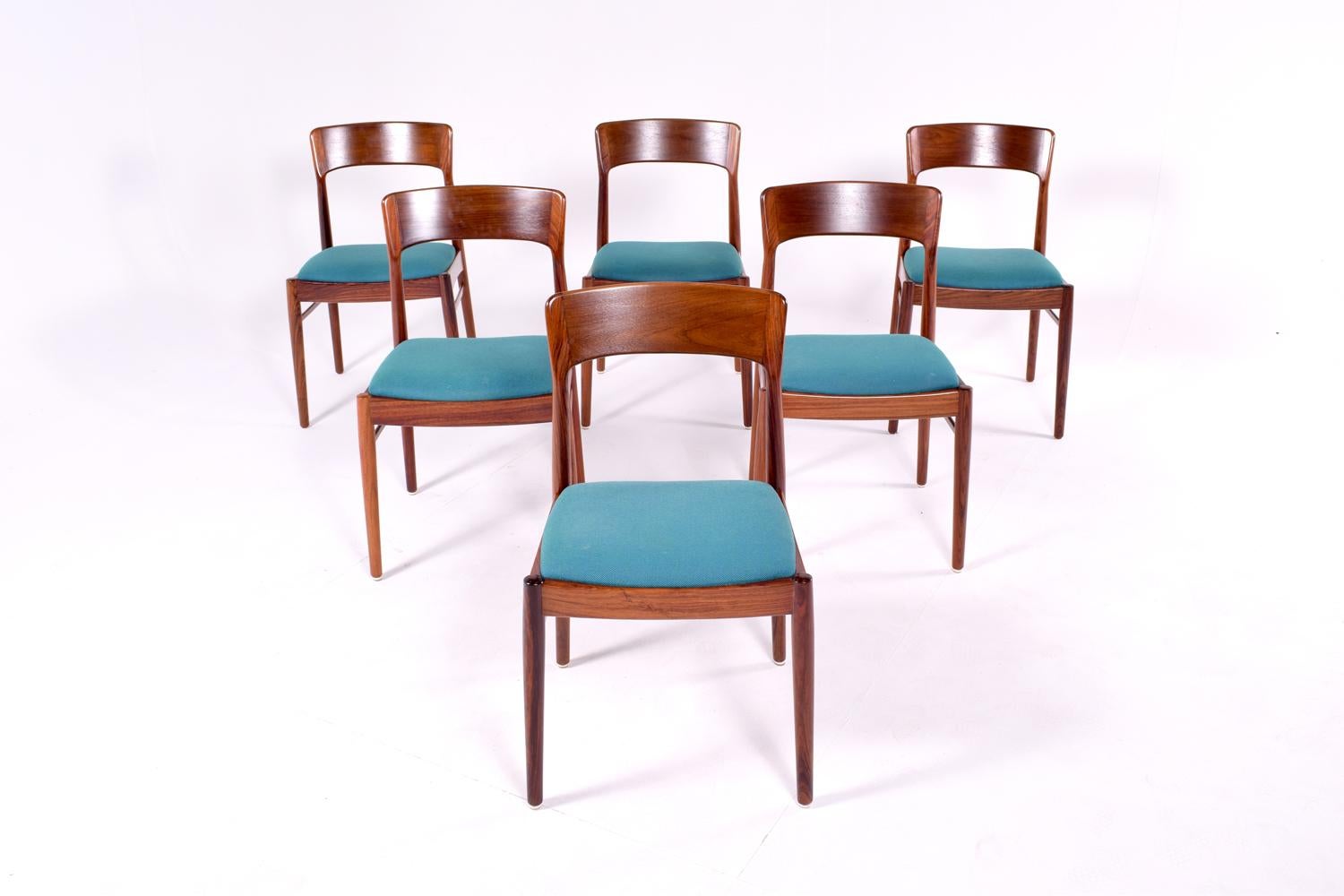 Set of 6 dining chairs in rosewood. Wadding in Danish fabric.
The chairs are in solid rosewood frame with and elegant carved back.
Delicate and detailed design of the legs and back, great joinery.