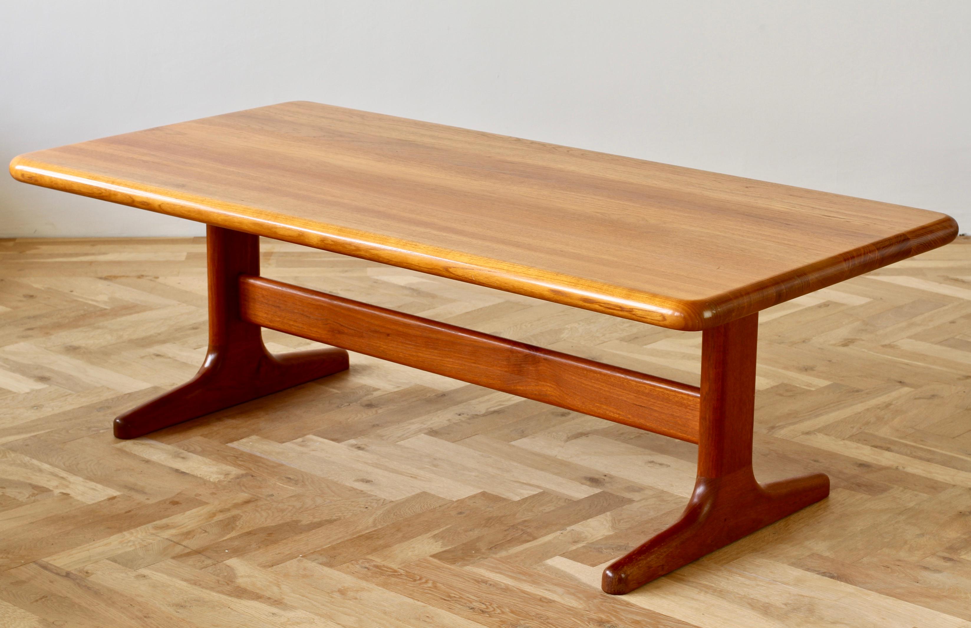 Grande table basse ou table centrale rectangulaire vintage du milieu du siècle avec des bords et des coins arrondis par Glostrup Møbelfabrik, fabriquée au Danemark, circa 1965. Cette table en teck massif magnifiquement construite est dotée de pieds