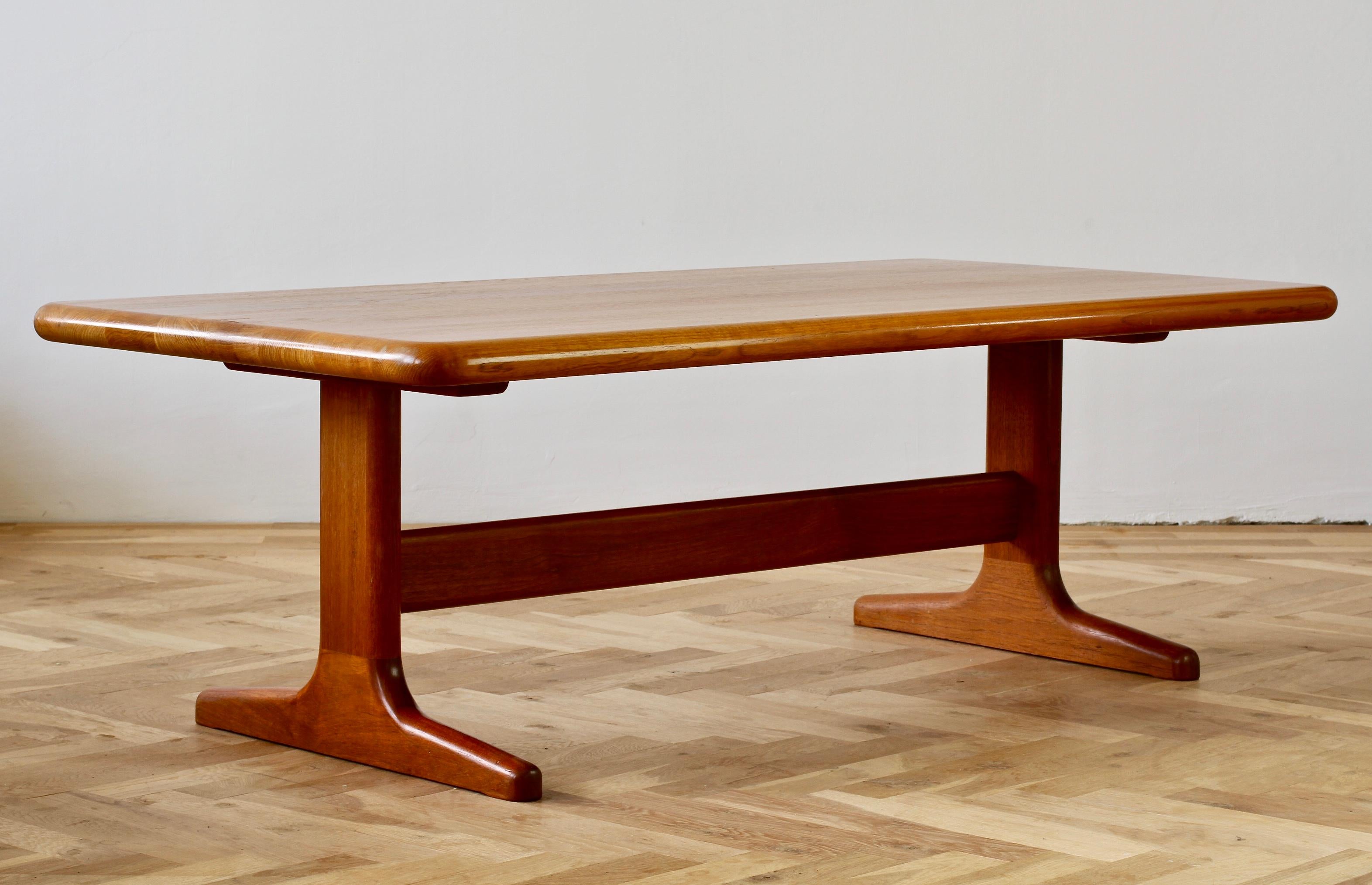 The Modernity Danish Large Teak Coffee Center Table, Glostrup Denmark 1960s Bon état - En vente à Landau an der Isar, Bayern