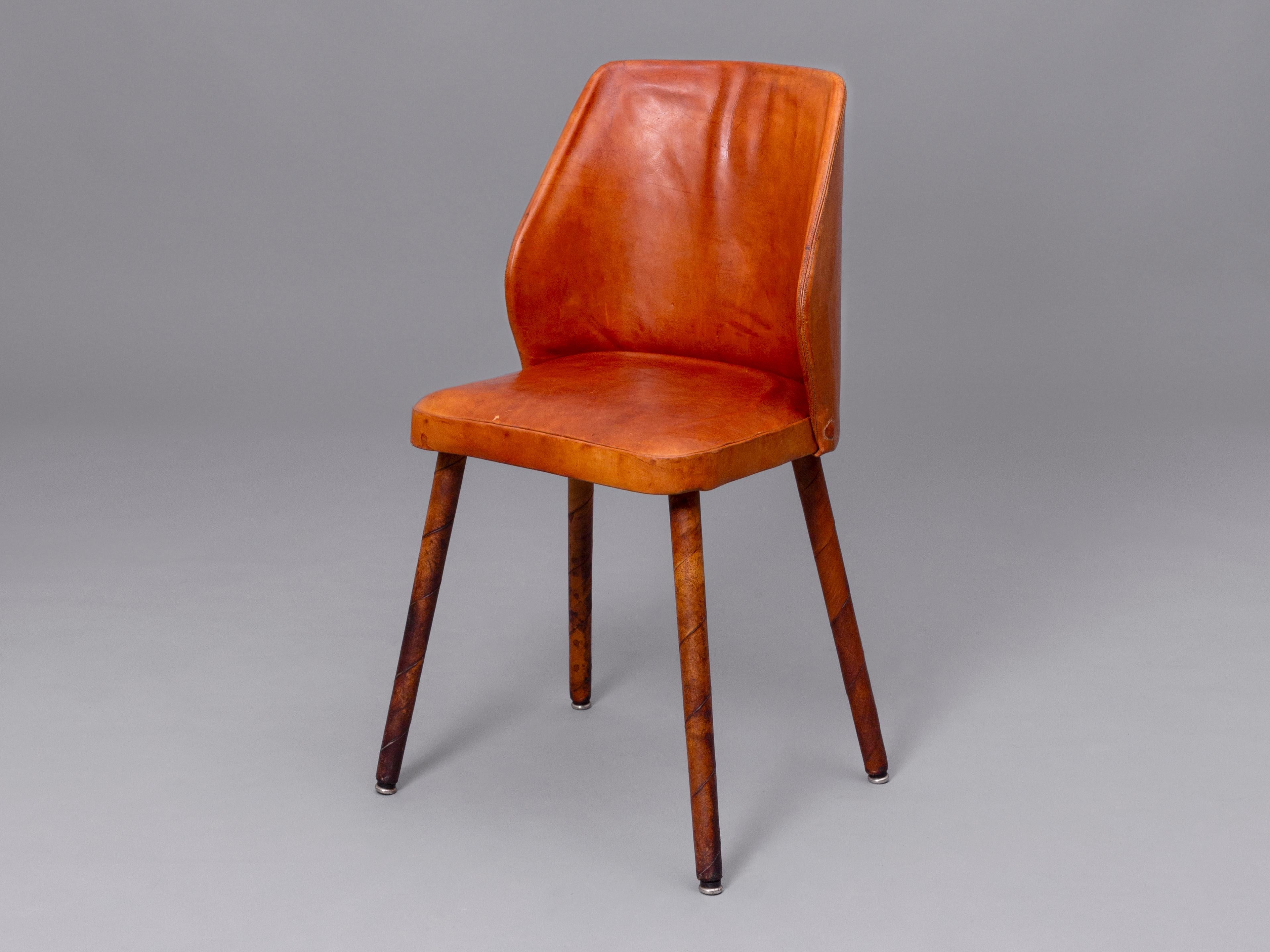 Original sixties chair featuring a wooden frame covered in leather with original patina made by Sino, Denmark, 1960s.
This rare chair was conceived in the mid century modern style context, it has refined proportions and lacks of any excessive