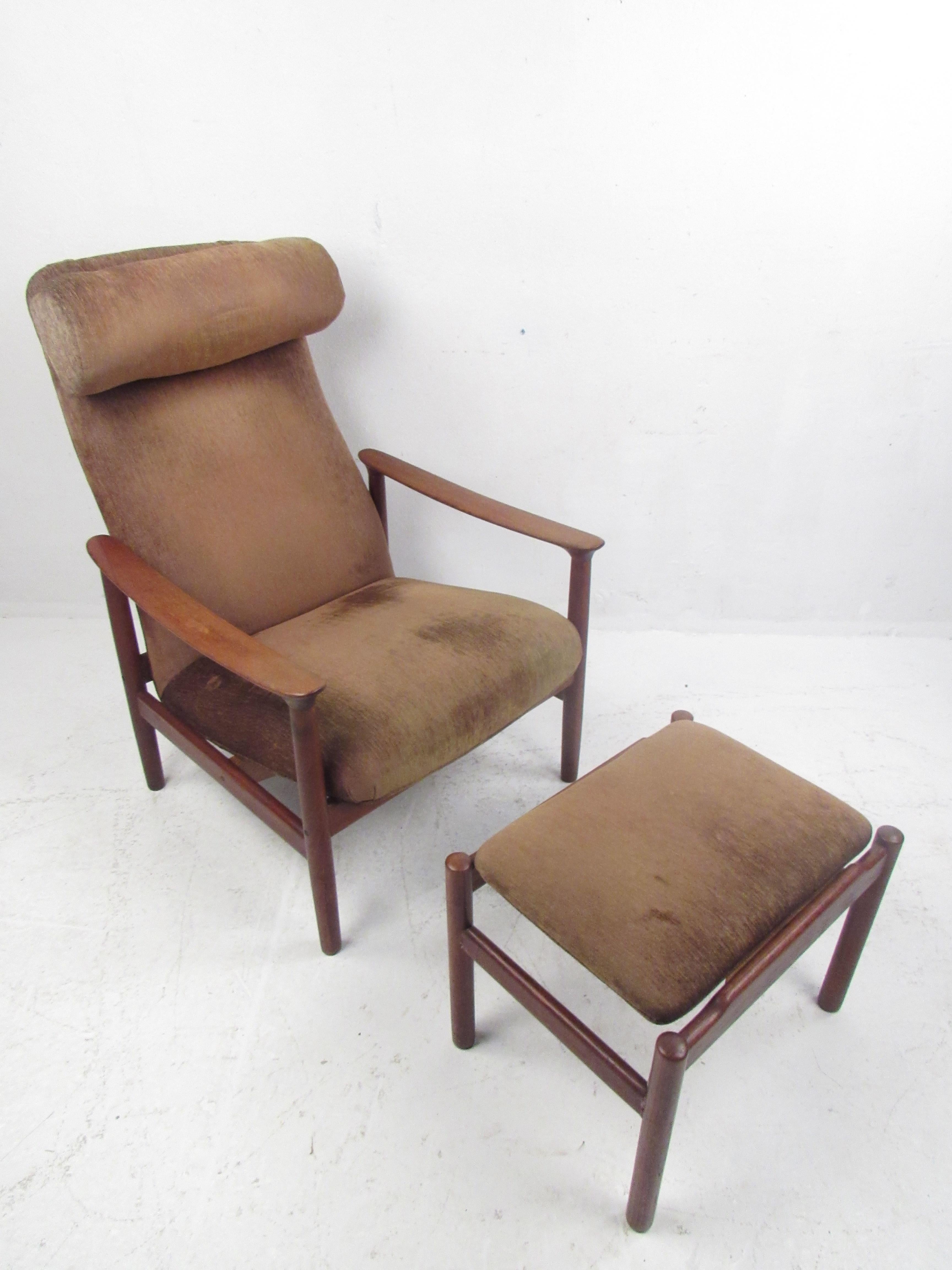 Dieser schöne moderne Sessel und die Ottomane im Vintage-Stil haben einen Rahmen aus geschnitztem Teakholz. Ein hübsches dänisches Design, das für Komfort sorgt, ohne bei der Sitzordnung auf Stil zu verzichten. Bitte bestätigen Sie den Standort des