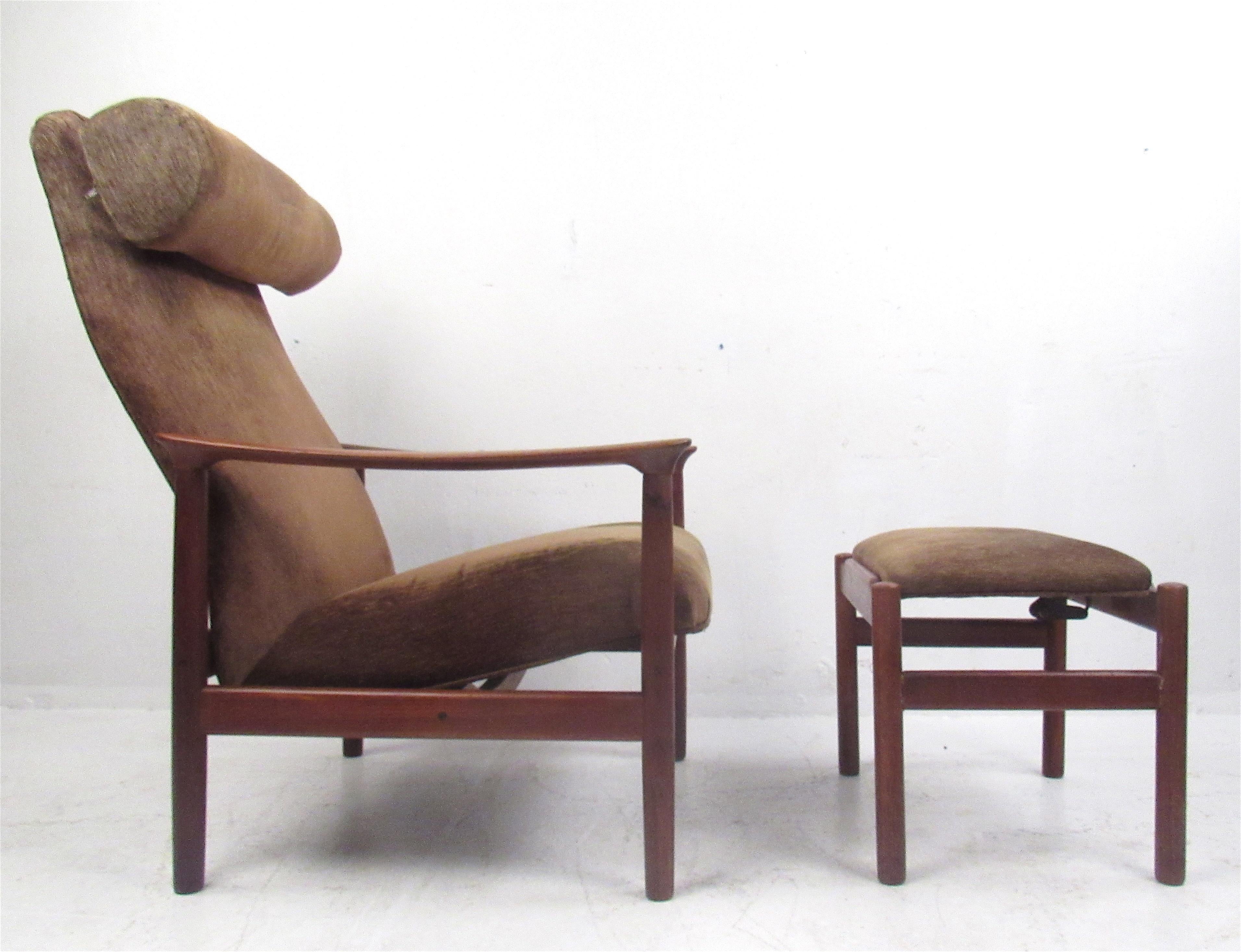 Mid-Century Modern Danish Lounge Chair and Ottoman In Good Condition For Sale In Brooklyn, NY