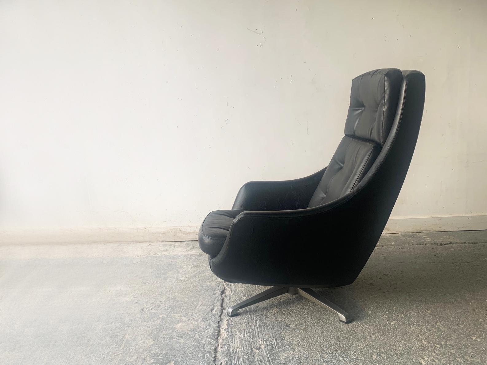 Mid century modern Danish lounge chair by Kanari For Sale 4