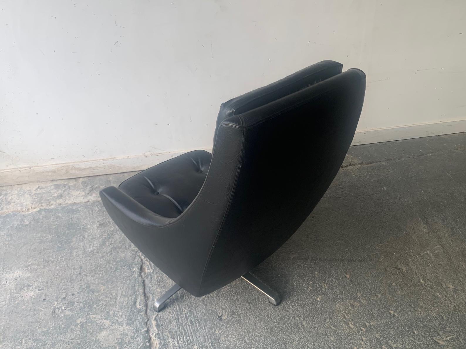 Mid century modern Danish lounge chair by Kanari For Sale 3