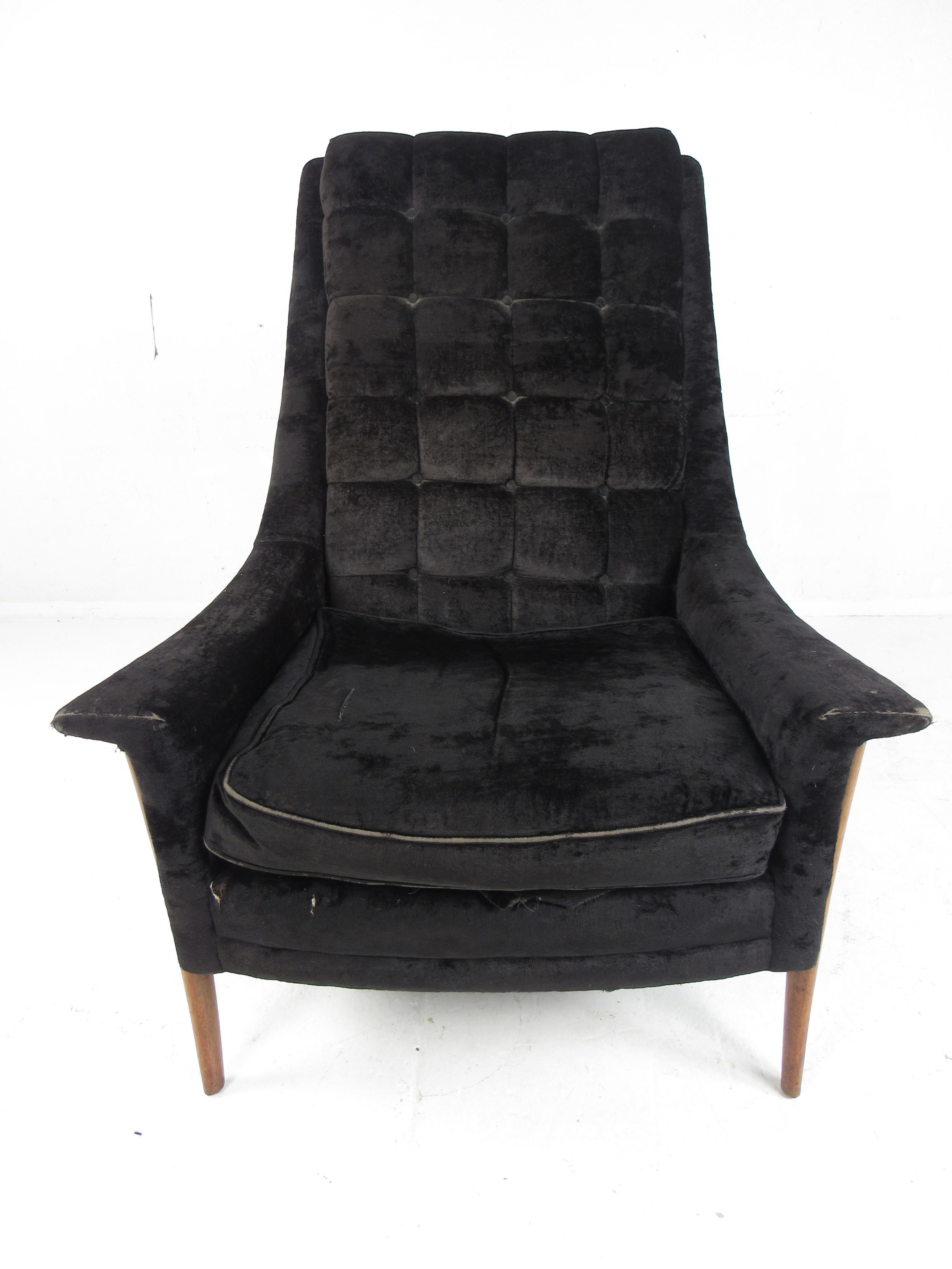 Dieser atemberaubende moderne Sessel im Vintage-Stil besticht durch seine geschwungenen Beine und die geflügelten Armlehnen. Ein schlankes und komfortables Design, das in jeder Sitzgruppe gut aussieht. Bitte bestätigen Sie den Standort des Artikels