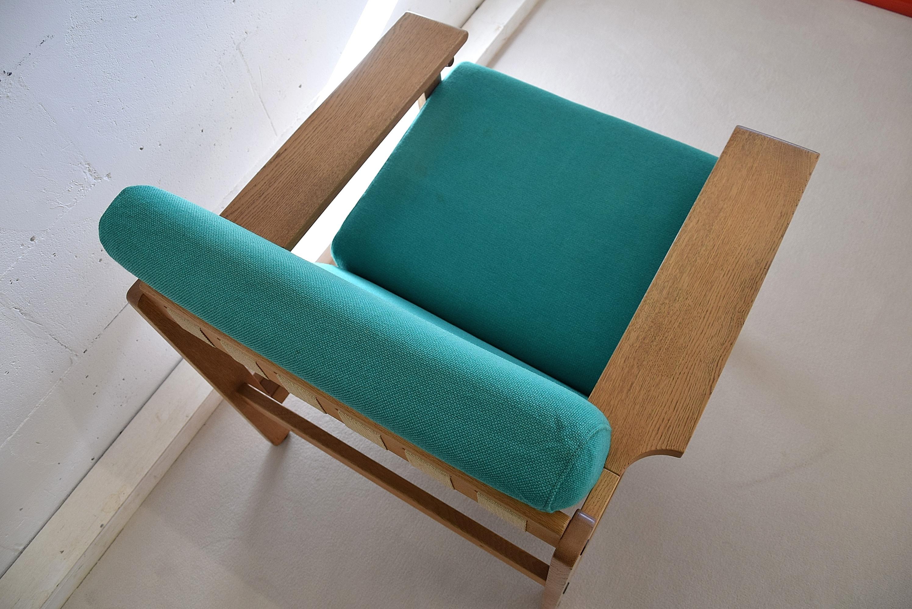 Dänisches Mid-Century Modern Lounge-Set, entworfen von Aksel Dahl in den 1960er Jahren.

Hervorragende Qualität und Konstruktion aus massiver Eiche in exzellentem Zustand mit der Original-Polsterung. Dieses Set wurde in den 70er Jahren