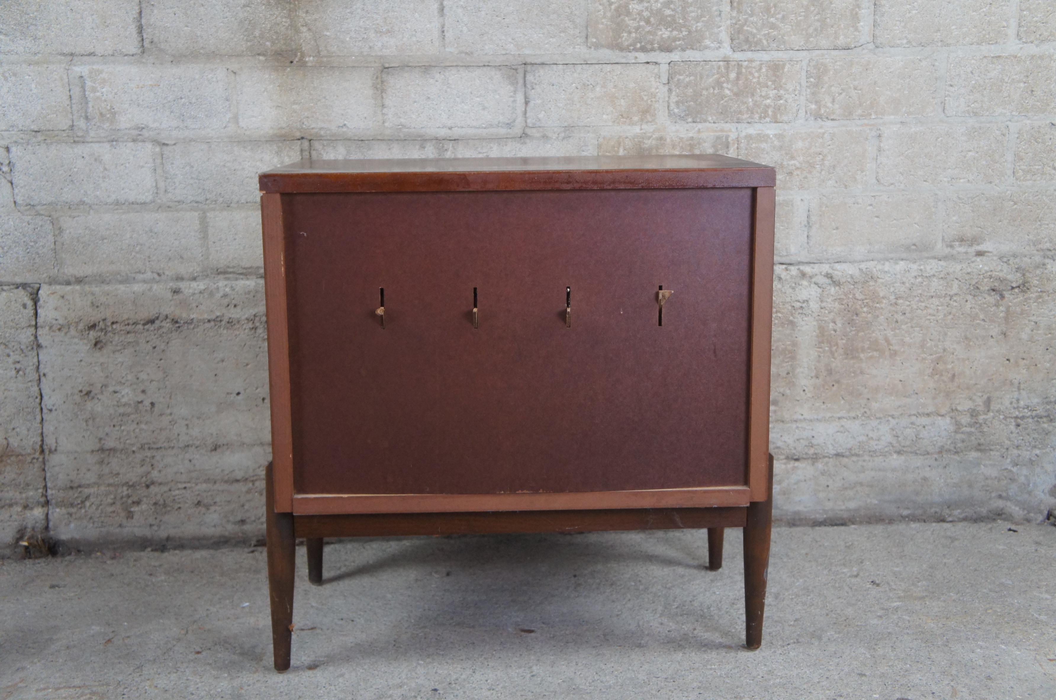 Mid-Century Modern Danish Lu Van Walnut Record Storage Side Table Cabinet Stand In Good Condition In Dayton, OH