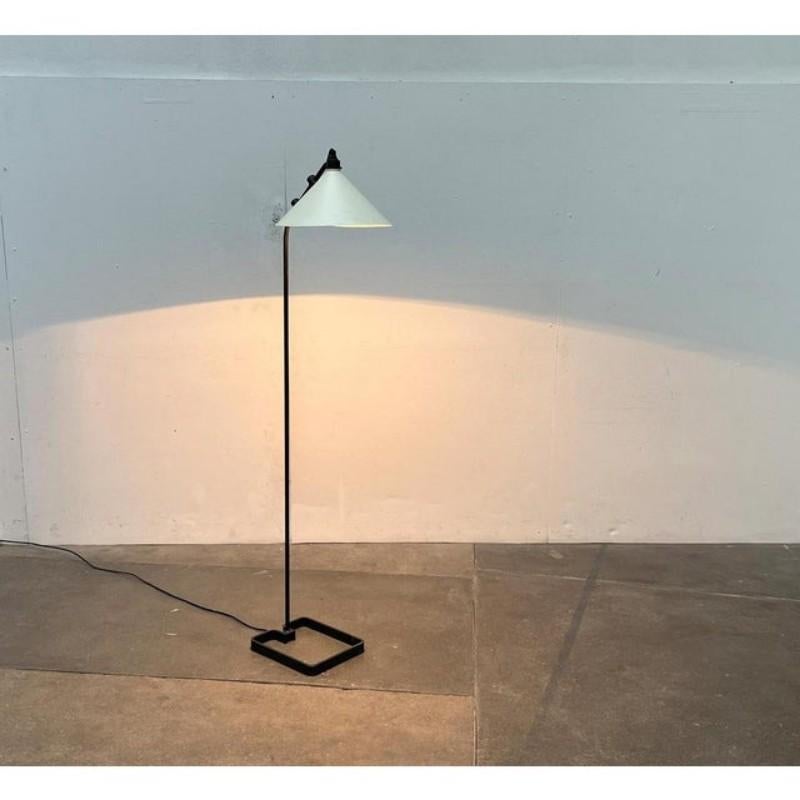 Rare lampadaire danois du milieu du siècle, datant des années 60.

Un design minimaliste avec un pied spécial. Le contraste entre la teinte claire et le cadre noir est saisissant. Le détail particulier de cette lampe est sa base simple. Celui-ci est