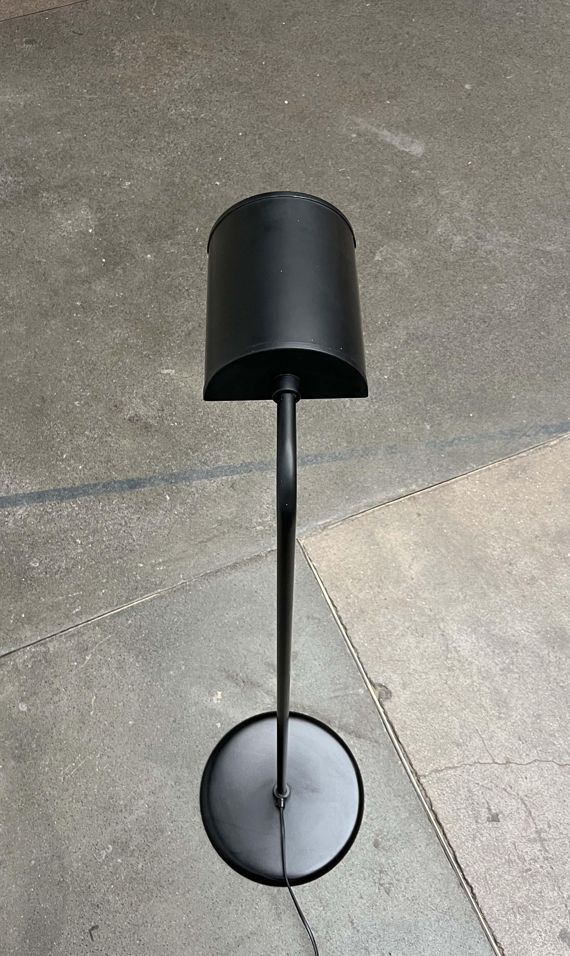 Lámpara de pie minimalista del fabricante danés Abo Randers.

El diseño impresiona por su sencillez y funcionalidad. El reflector tiene forma de barril simple y puede girar alrededor de su propio eje. Esto permite utilizar la lámpara como lámpara de