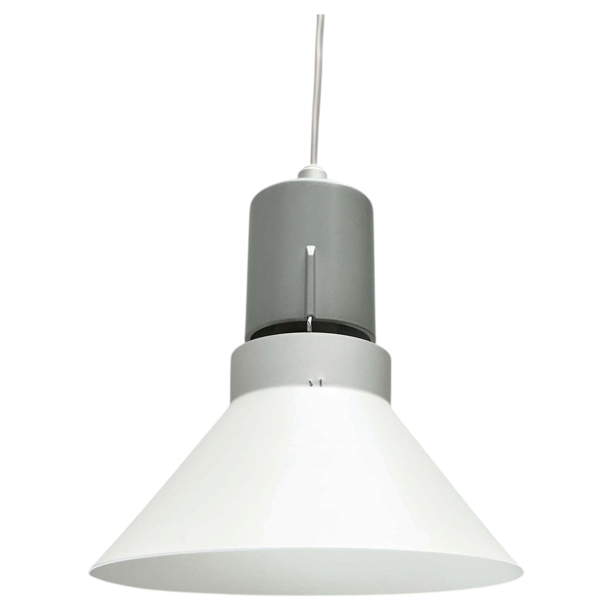 Lámpara colgante minimalista danesa de metal, estilo «Mid-Century Modern», de Louis Poulsen, década de los 60 en venta