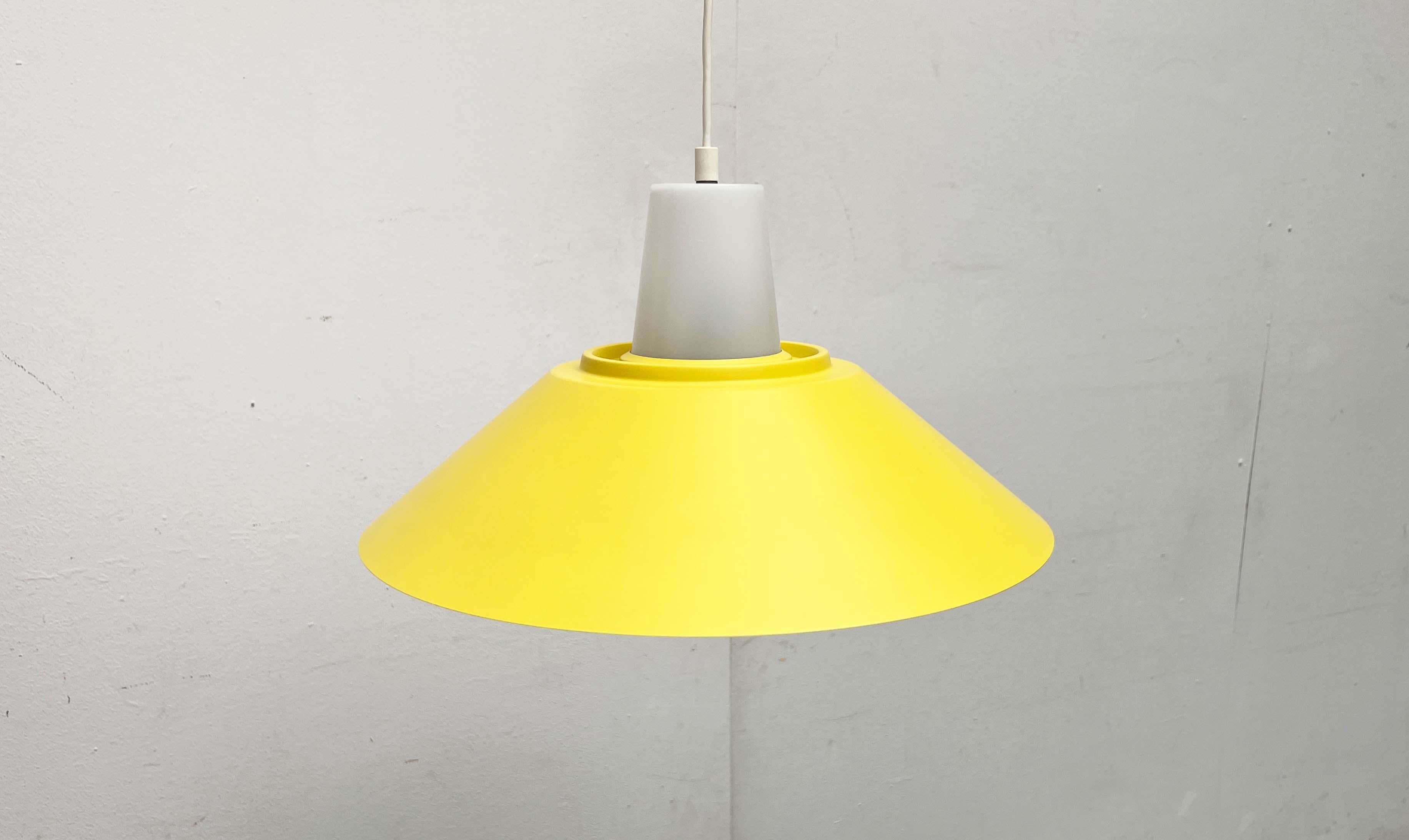 Lampada a sospensione minimalista danese della metà del secolo, anni '60 in vendita 3