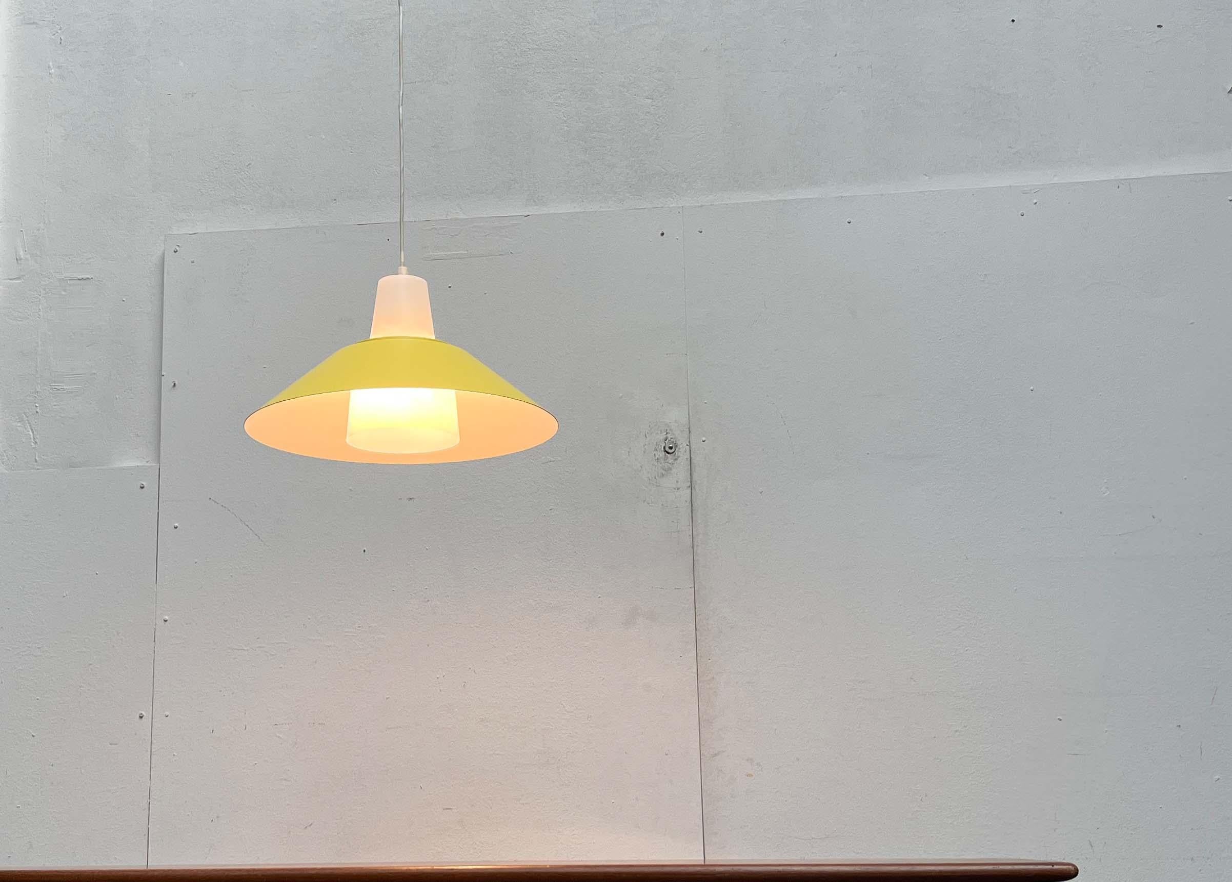 Lampada a sospensione minimalista danese della metà del secolo, anni '60 in vendita 6