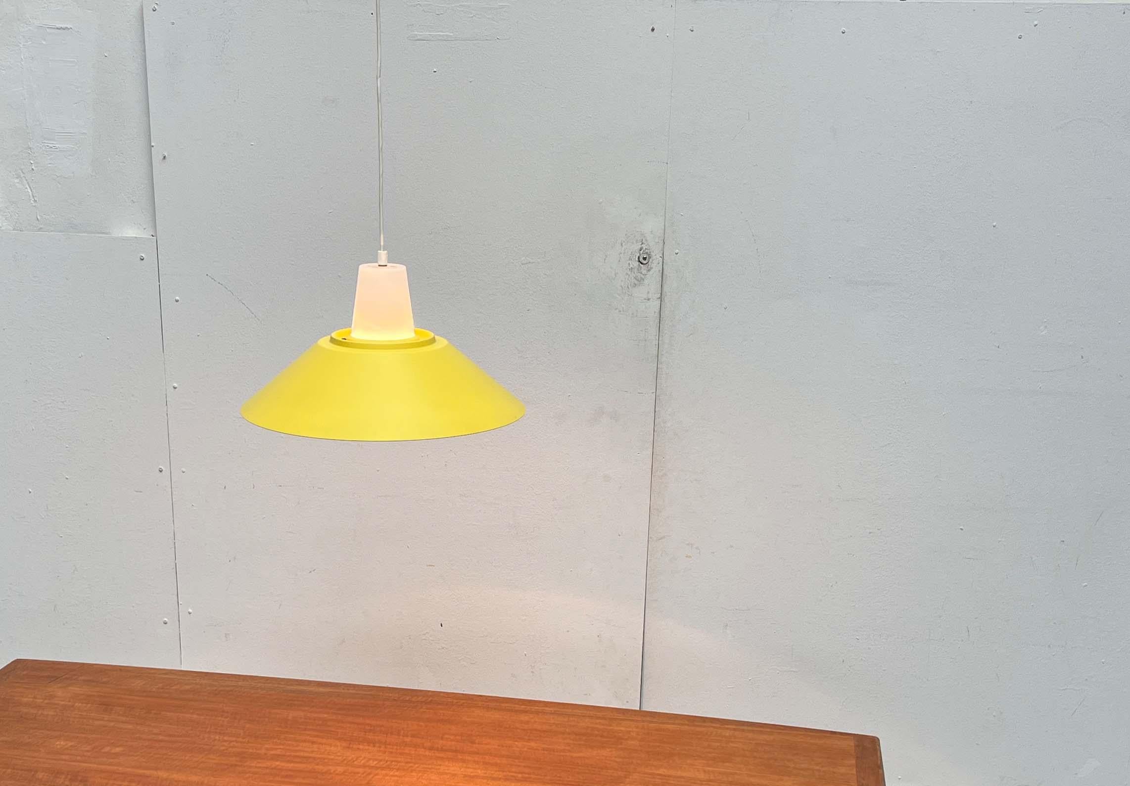 Lampada a sospensione minimalista danese della metà del secolo, anni '60 in vendita 7