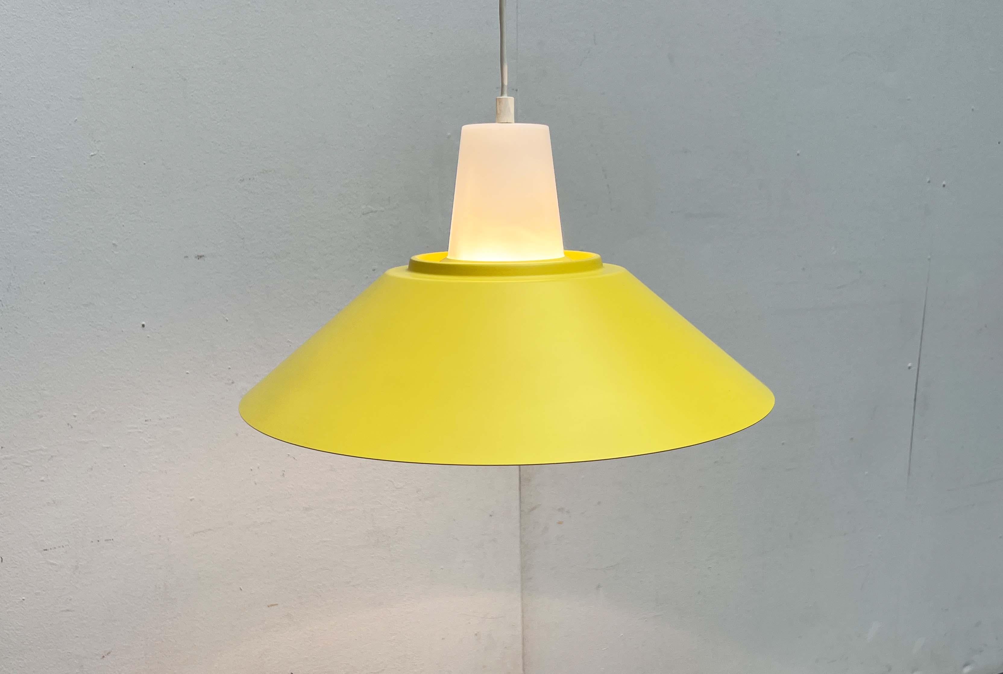 Lampada a sospensione minimalista danese della metà del secolo, anni '60 in vendita 8