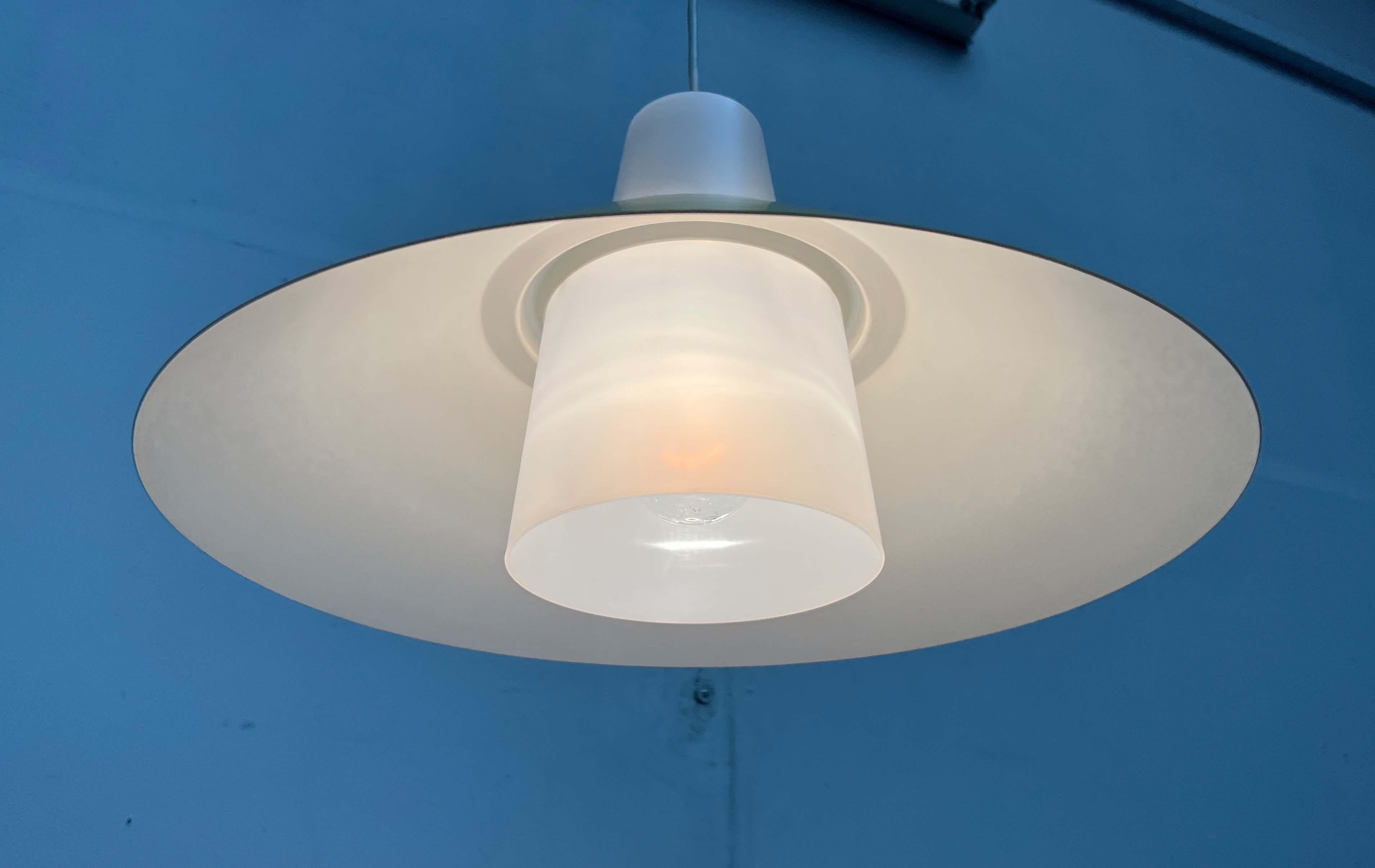 Lampada a sospensione minimalista danese della metà del secolo, anni '60 in vendita 10