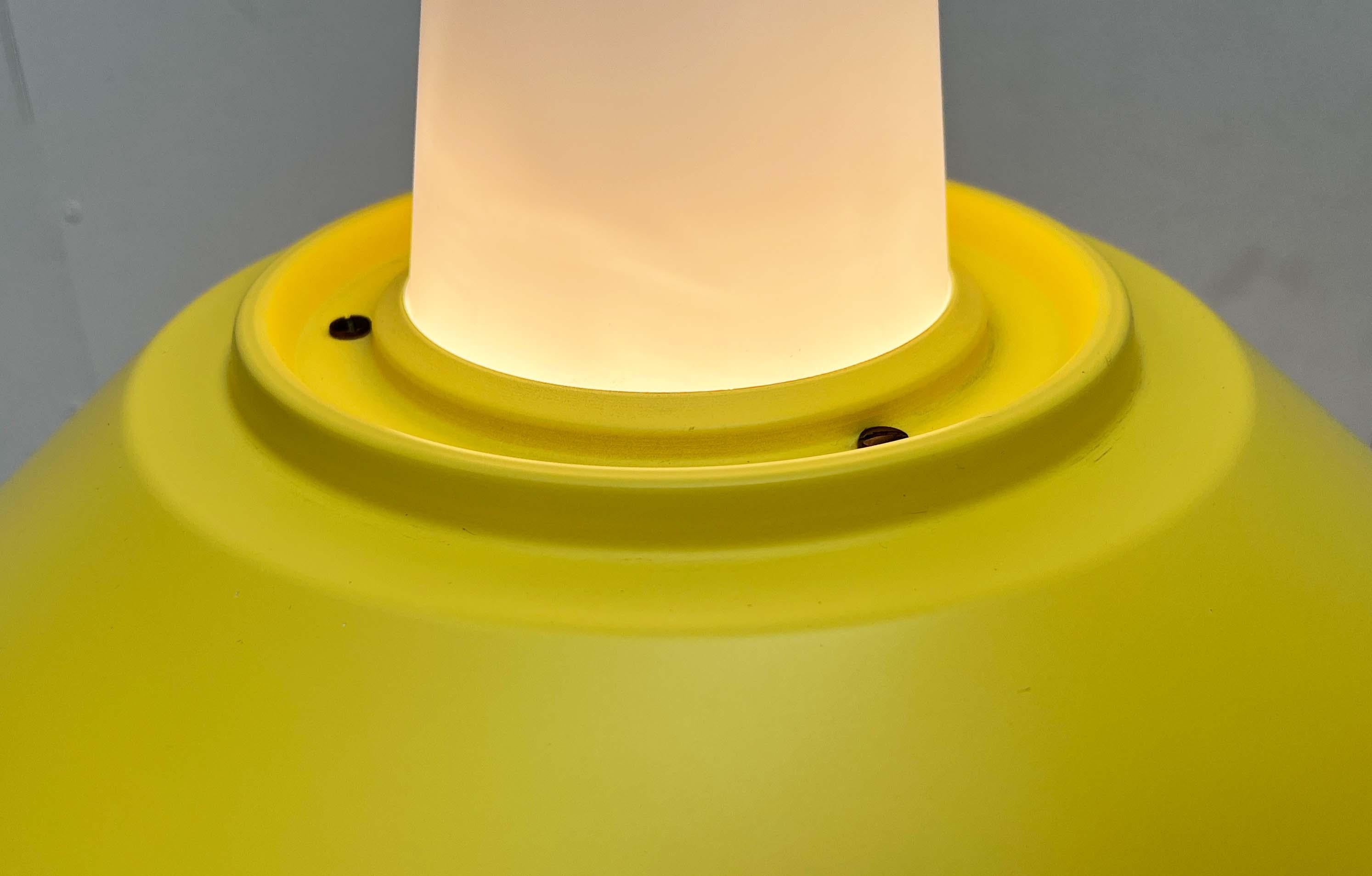 Lampada a sospensione minimalista danese della metà del secolo, anni '60 in vendita 11