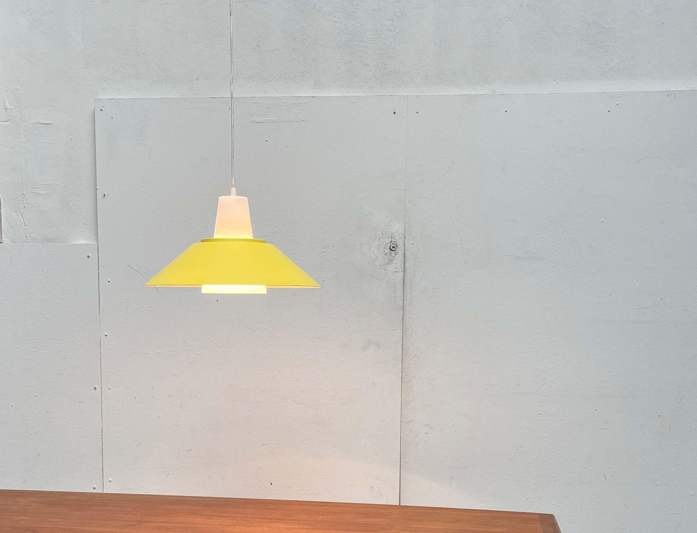 Mid-Century moderno Lampada a sospensione minimalista danese della metà del secolo, anni '60 in vendita